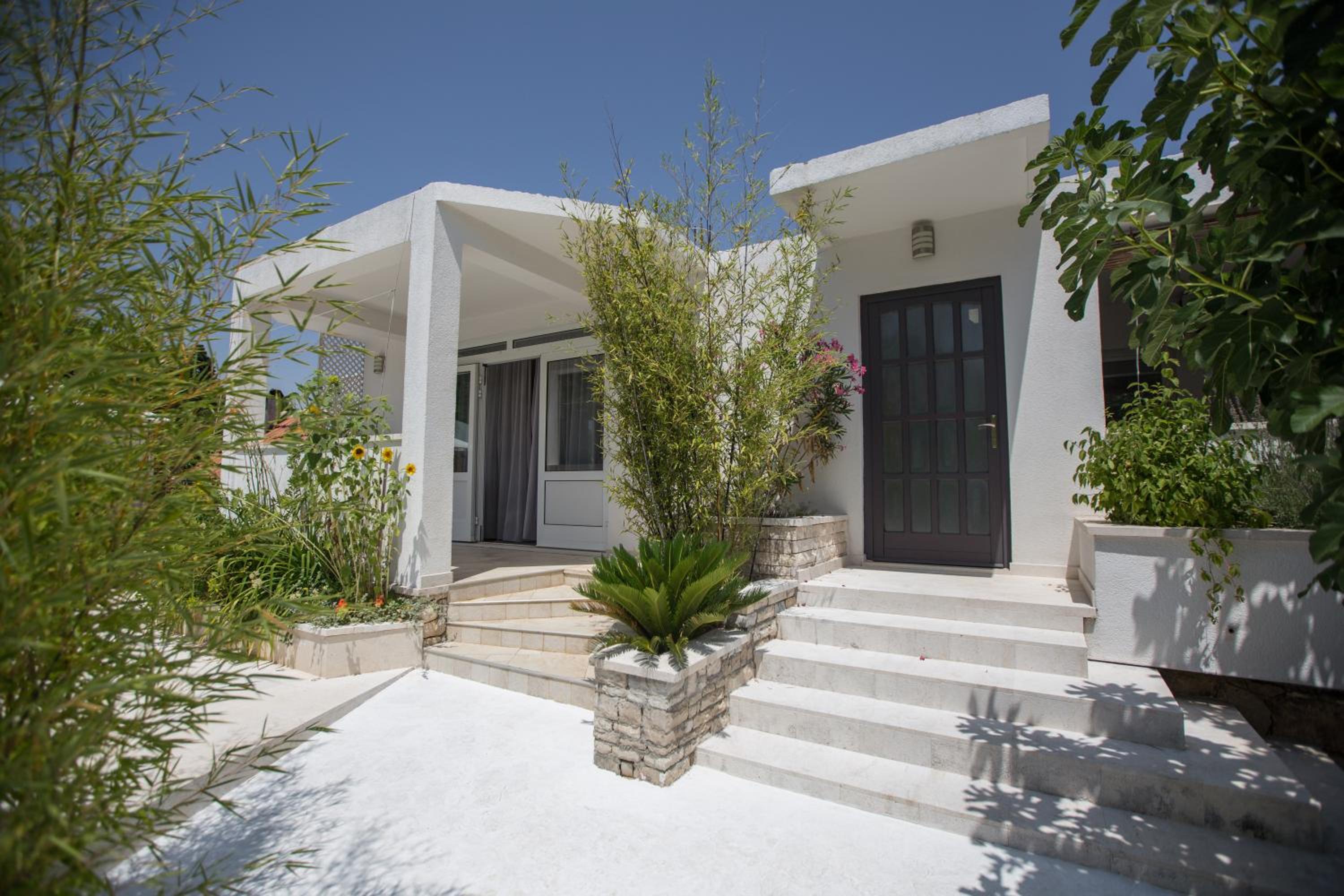 Hotel Luxury Apartment with Heating Pool - Image 1