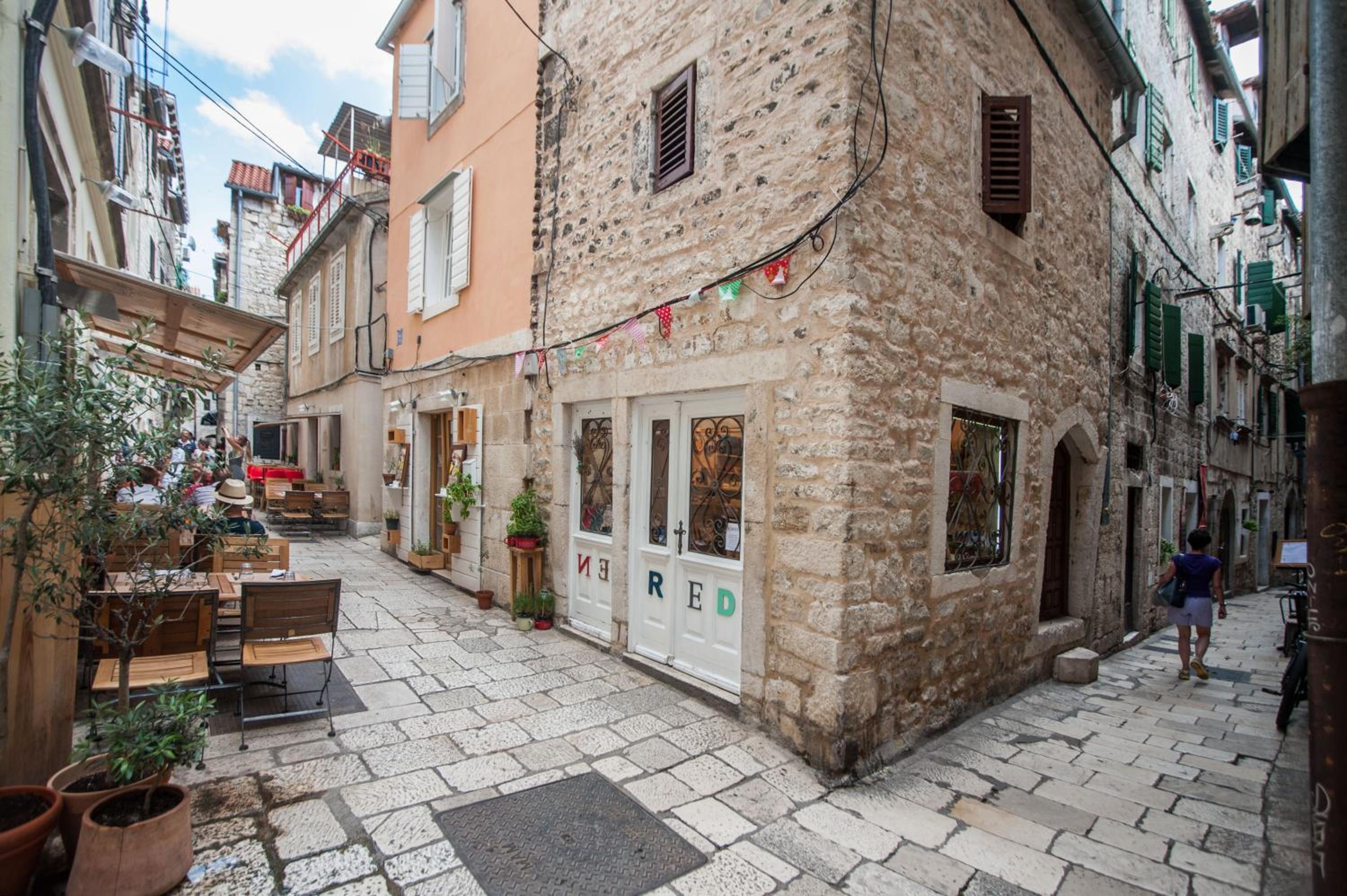 Hotel Pylon Rooms - Image 1