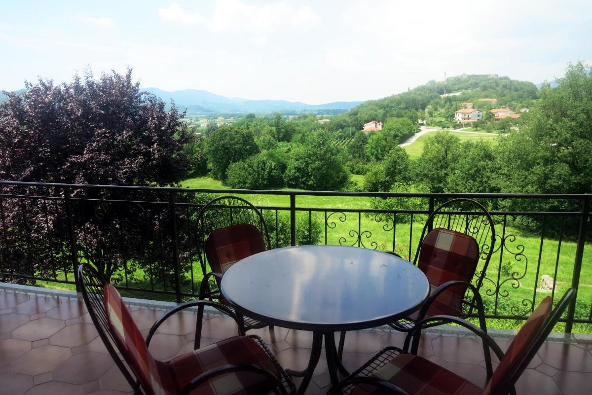 Apartma Kapitanovše view 2