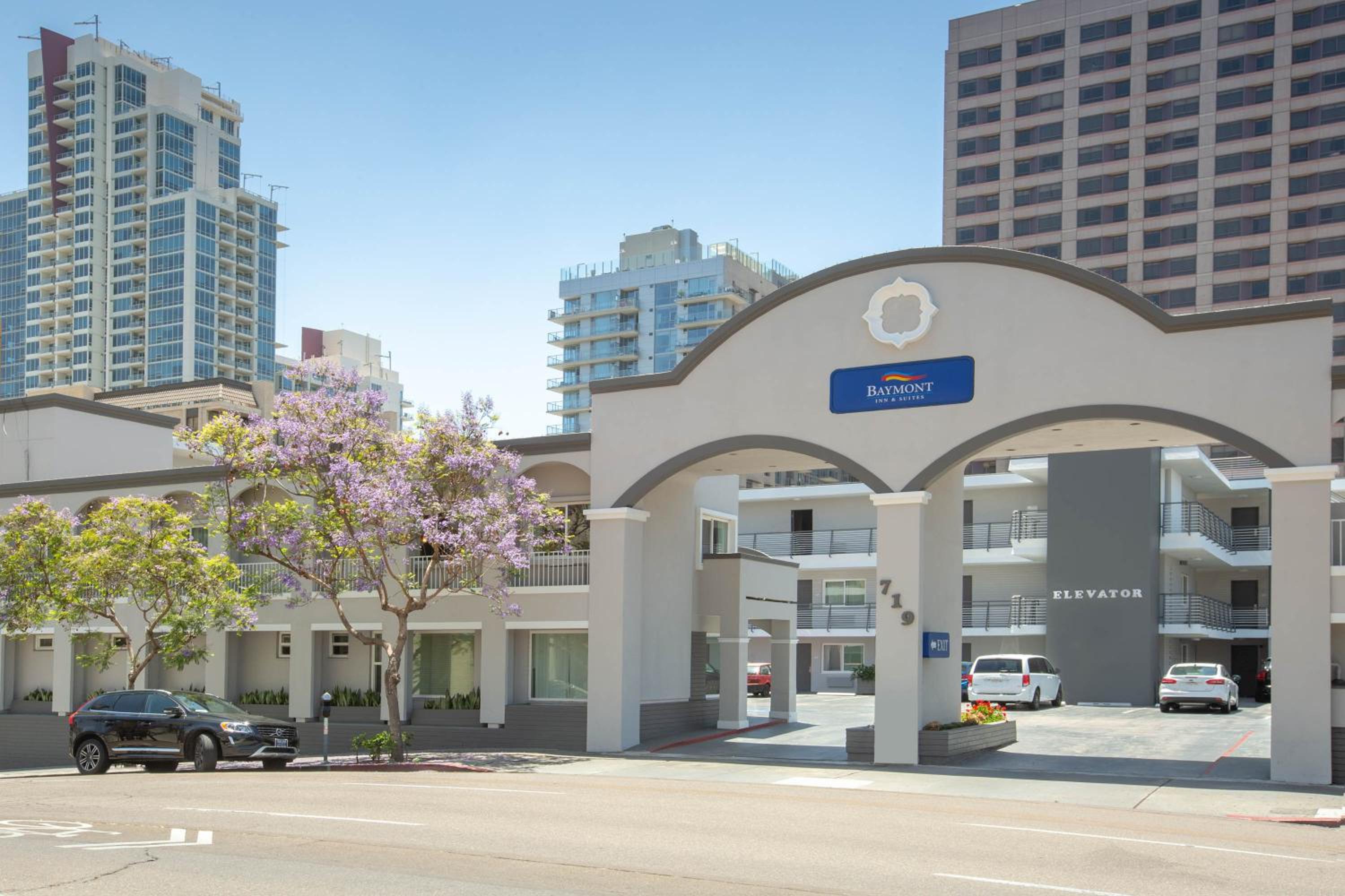 Baymont by Wyndham San Diego Downtown - Image 2