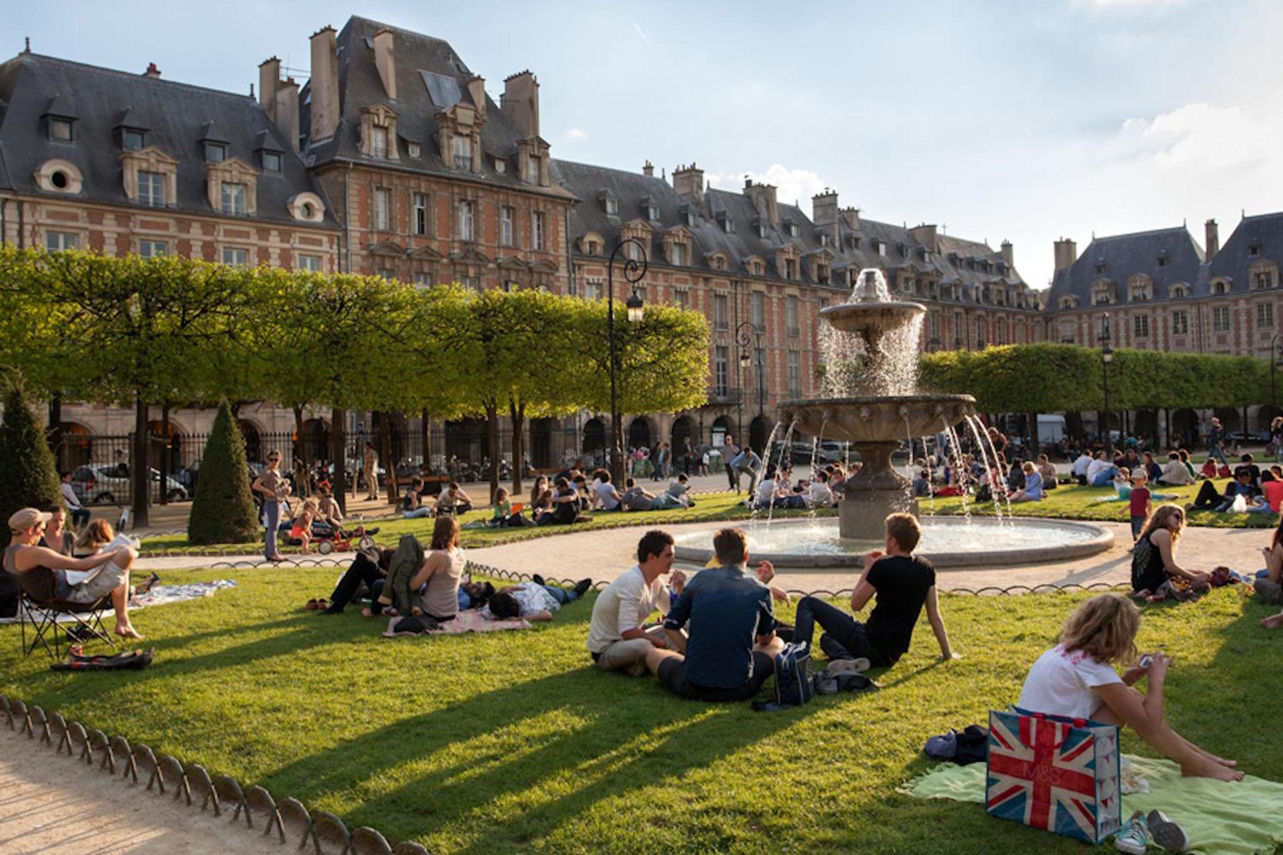 Historic Paris Apartment Steps from Notre Dame and Louvre - Limited Offer