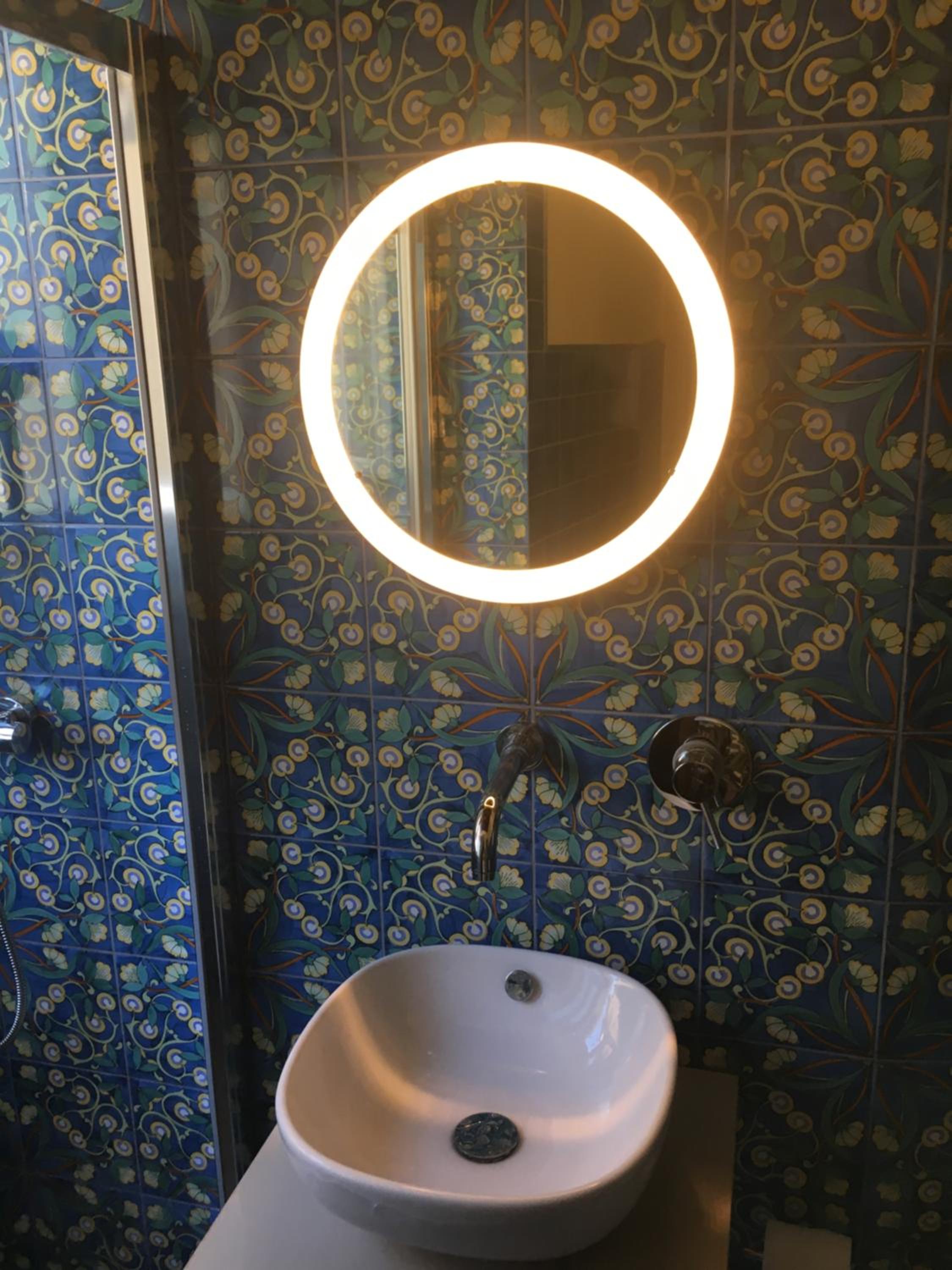 Vicolo del Geppone en Lucca — bathroom