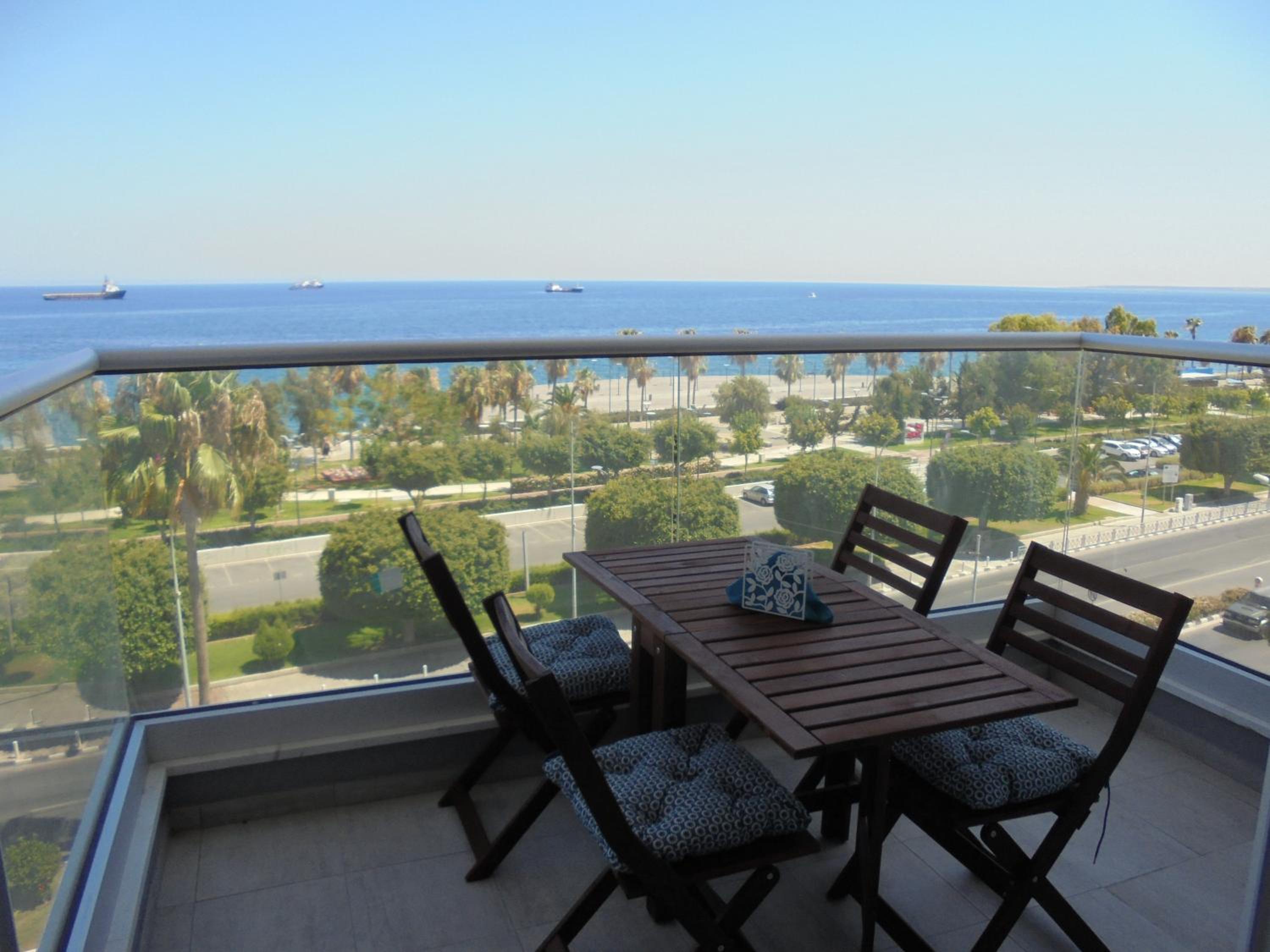Hotel Kermia Court - Beach-front, modern 2 bedroom -sleeps 6 - Image 1
