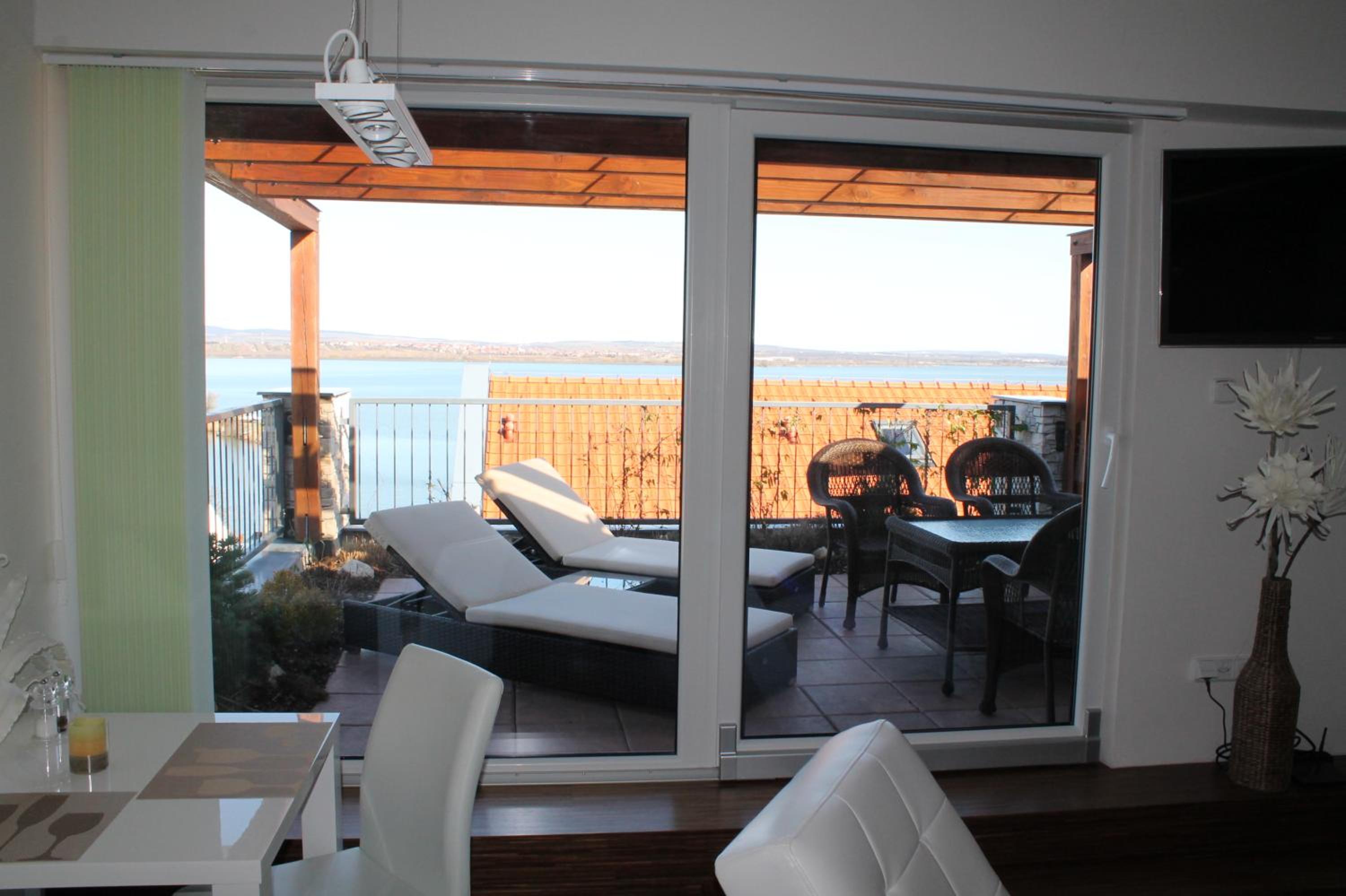 Apartmán Pálava 1 s terasou a výhledem na jezero