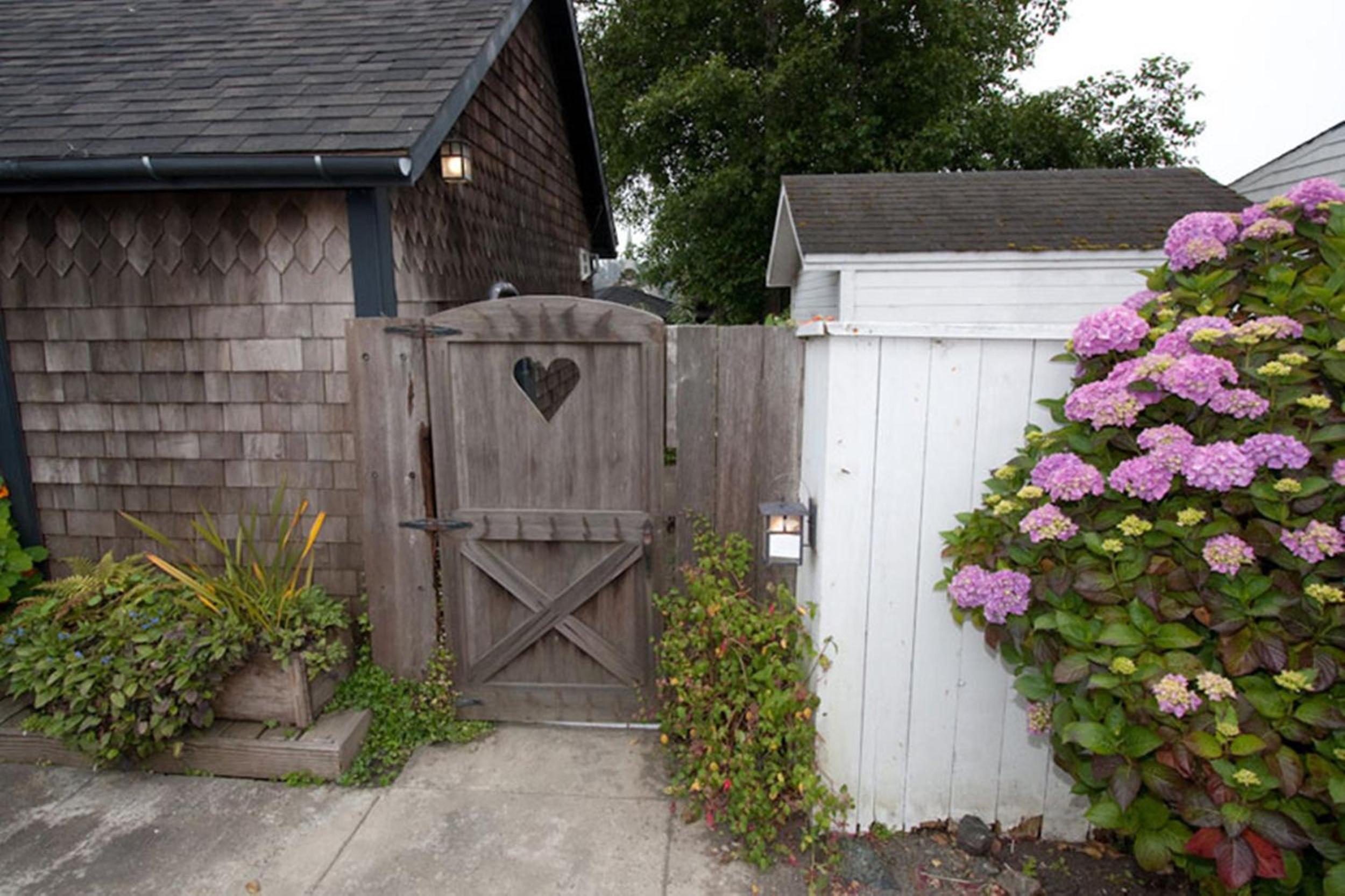 Headlands Inn Bed and Breakfast
