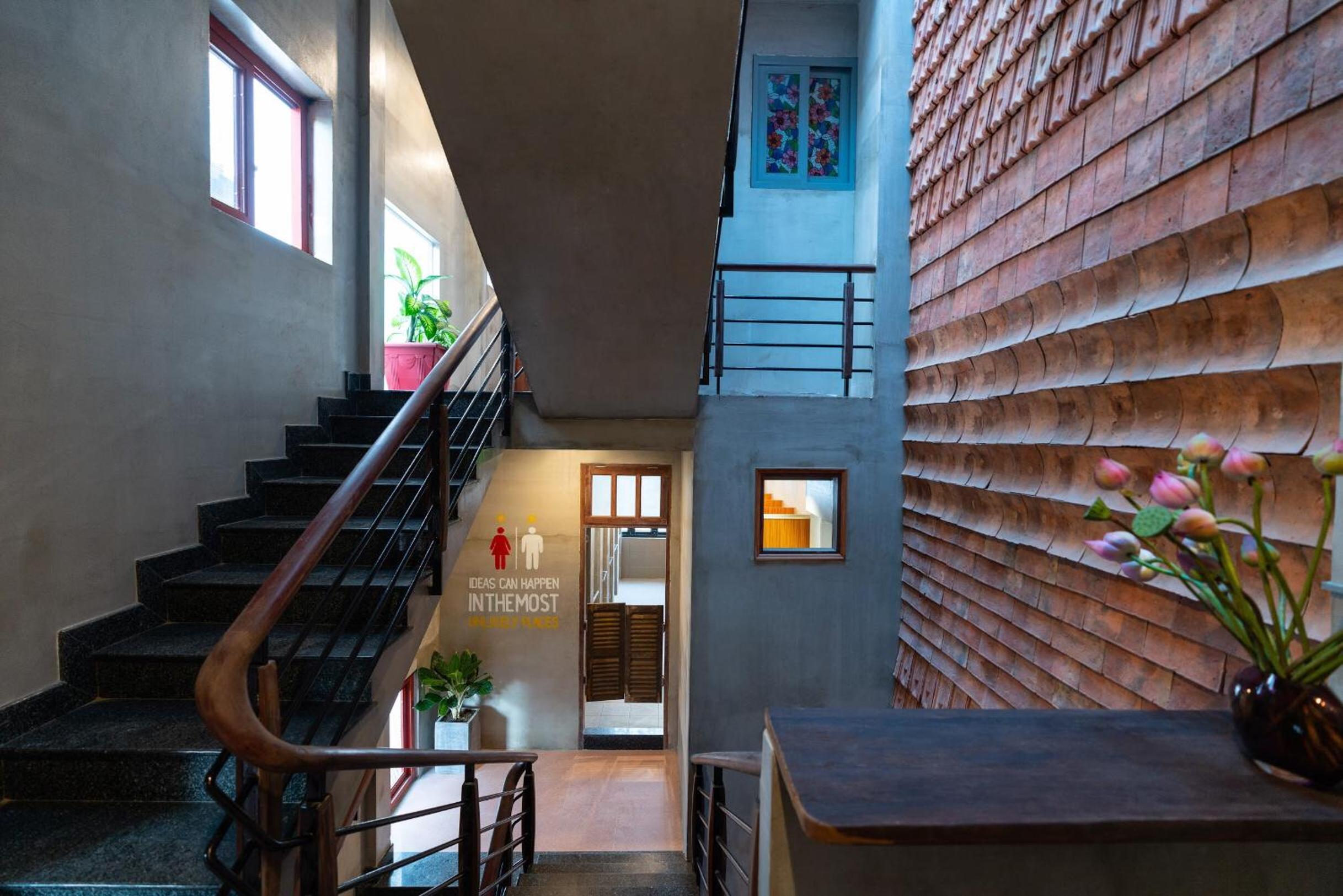 9 Hostel and Bar