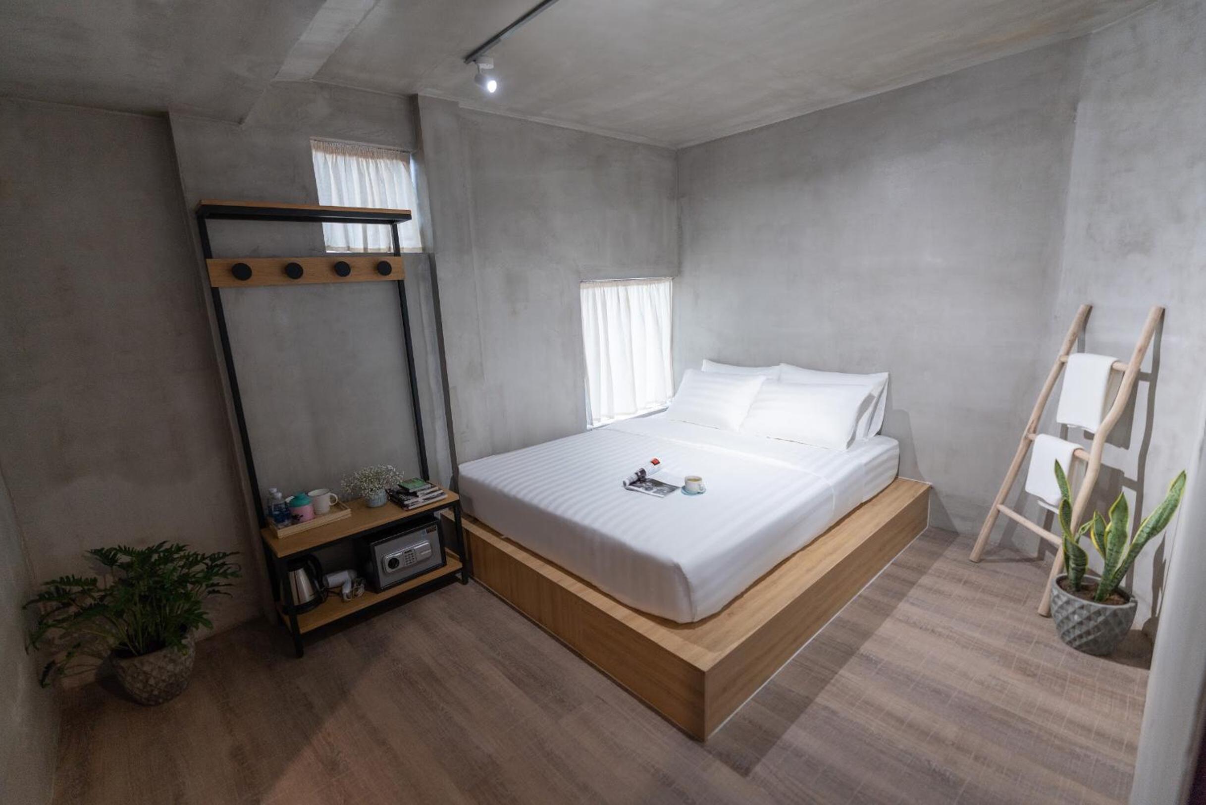 9 Hostel and Bar