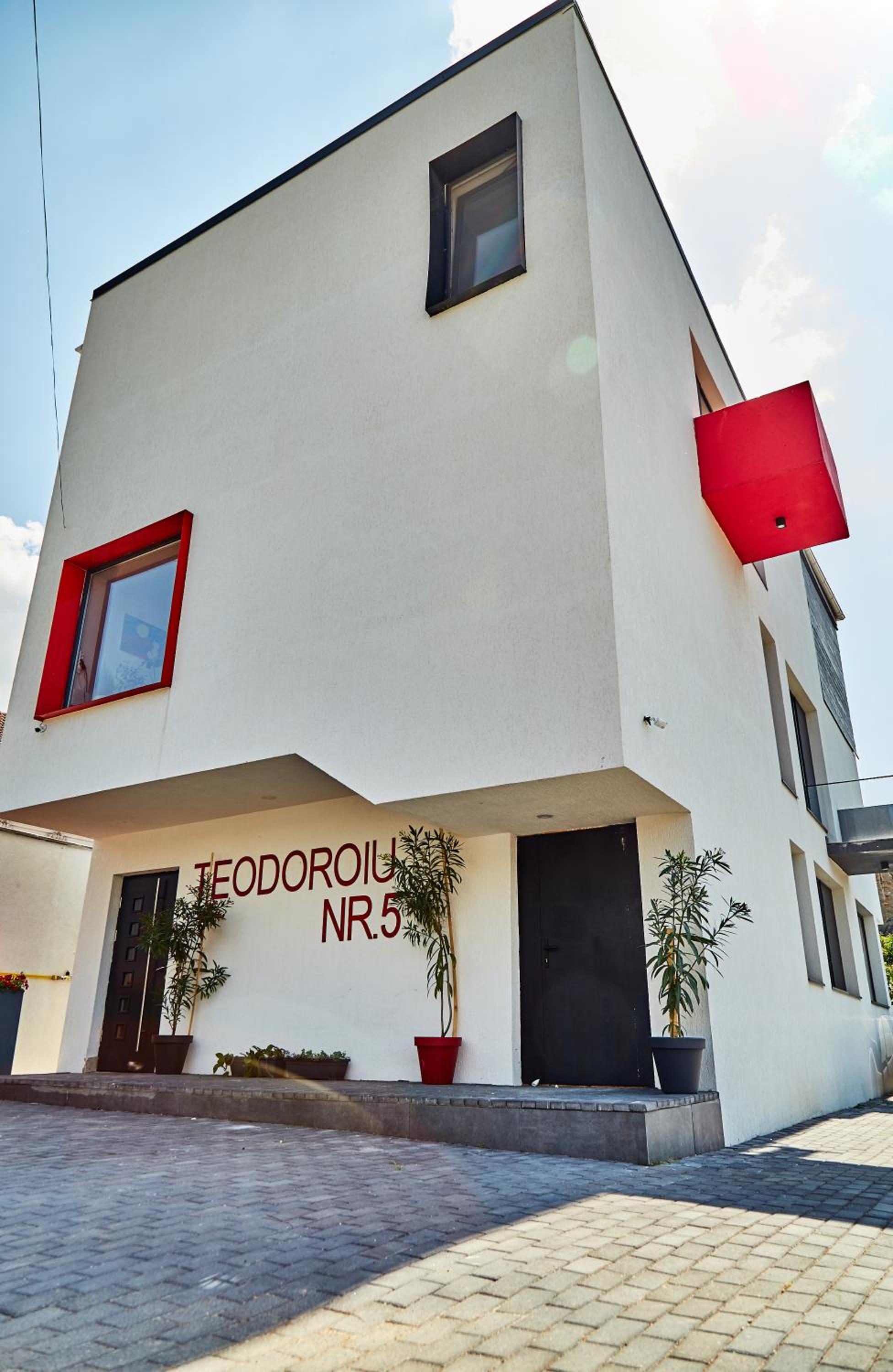 Hotel Teodoroiu nr. 5 - Image 1