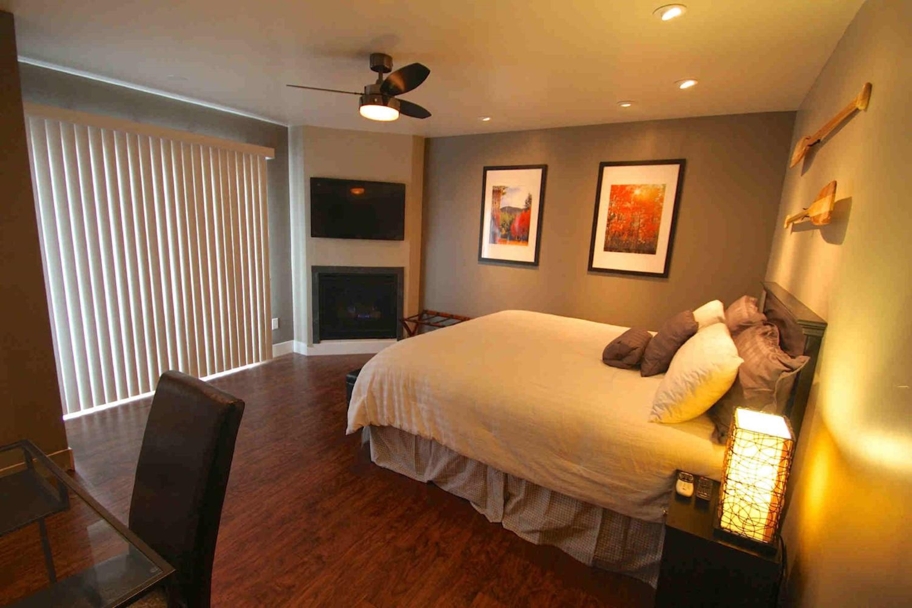 Gondola Lodge with 5-dollar Beach Voucher