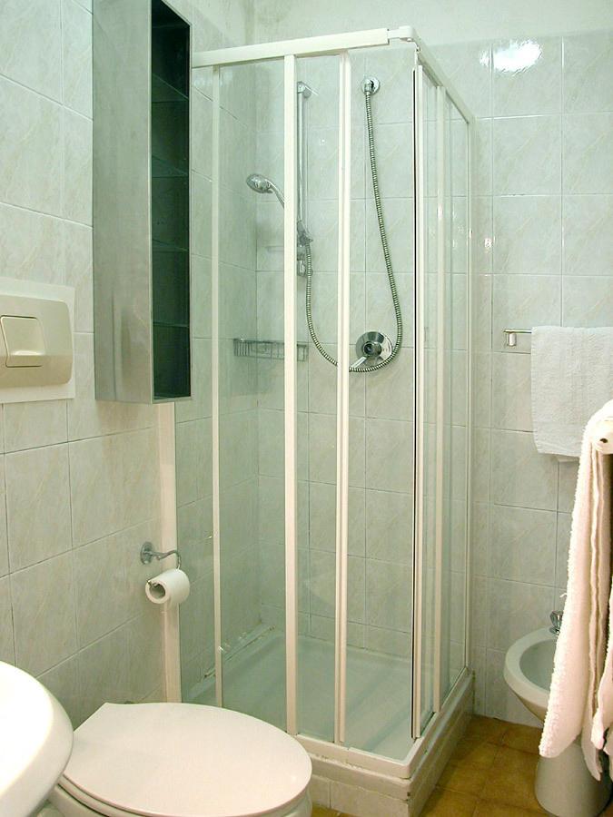 Affittacamere Rollando en Vernazza — bathroom