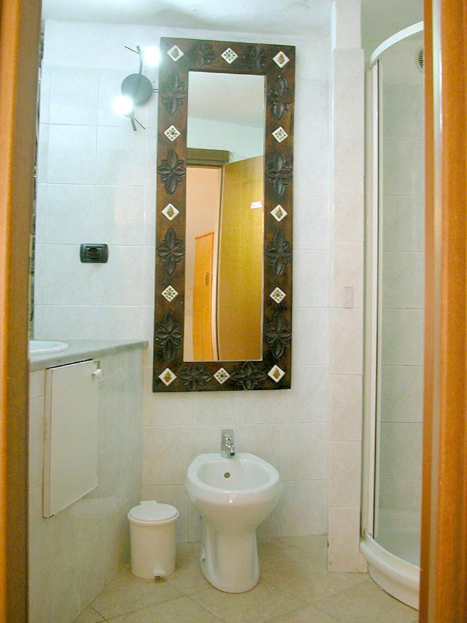 Affittacamere Rollando en Vernazza — bathroom