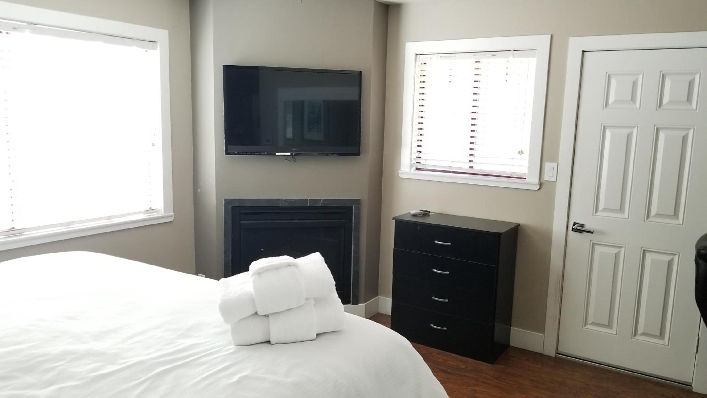 Gondola Lodge with 5-dollar Beach Voucher