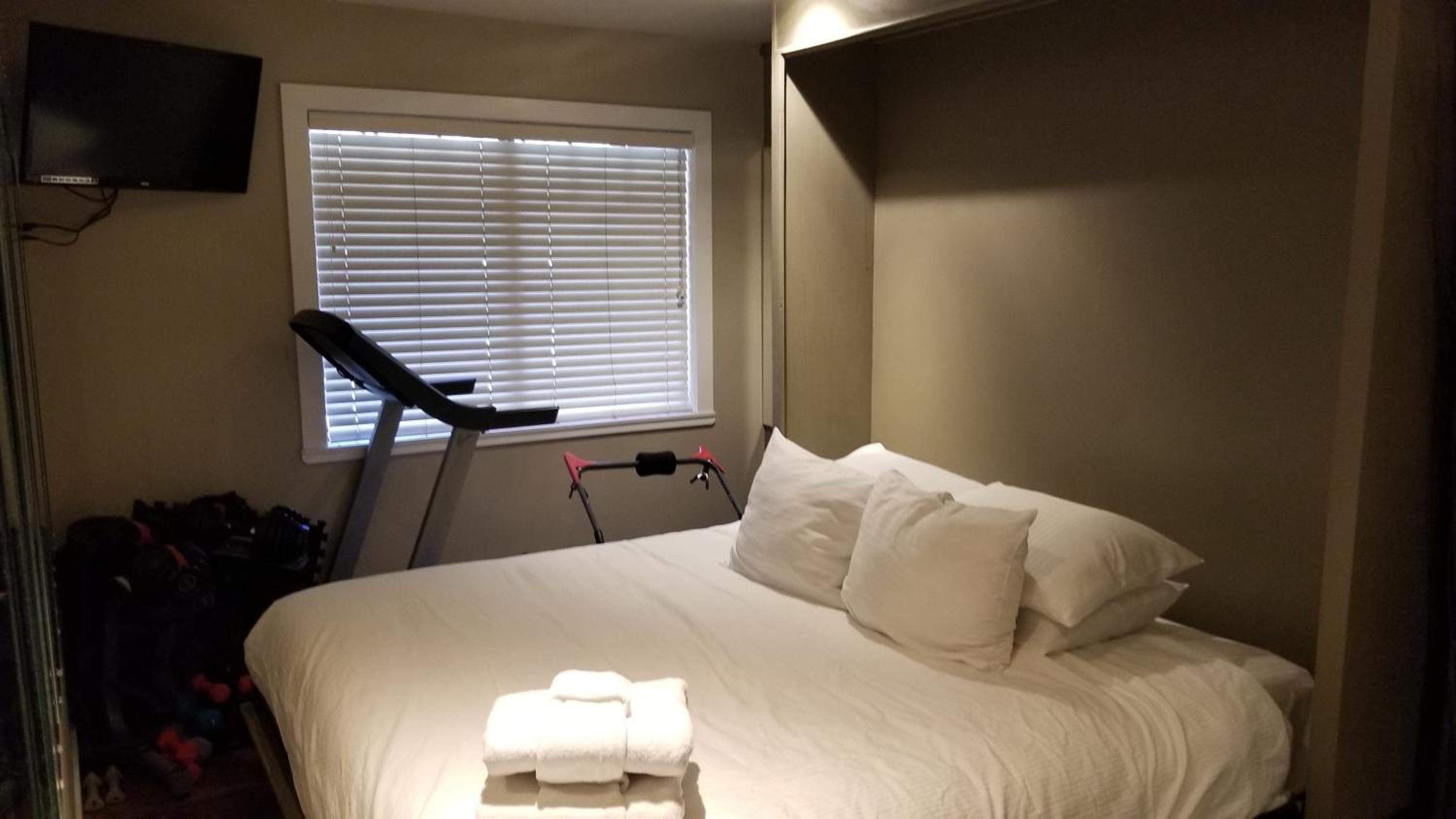 Gondola Lodge with 5-dollar Beach Voucher