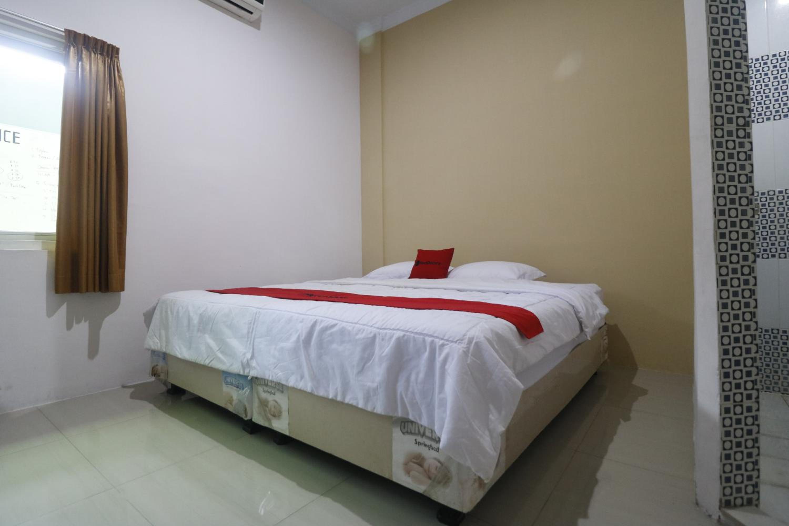 RedDoorz @ Jalan Krakatau Medan