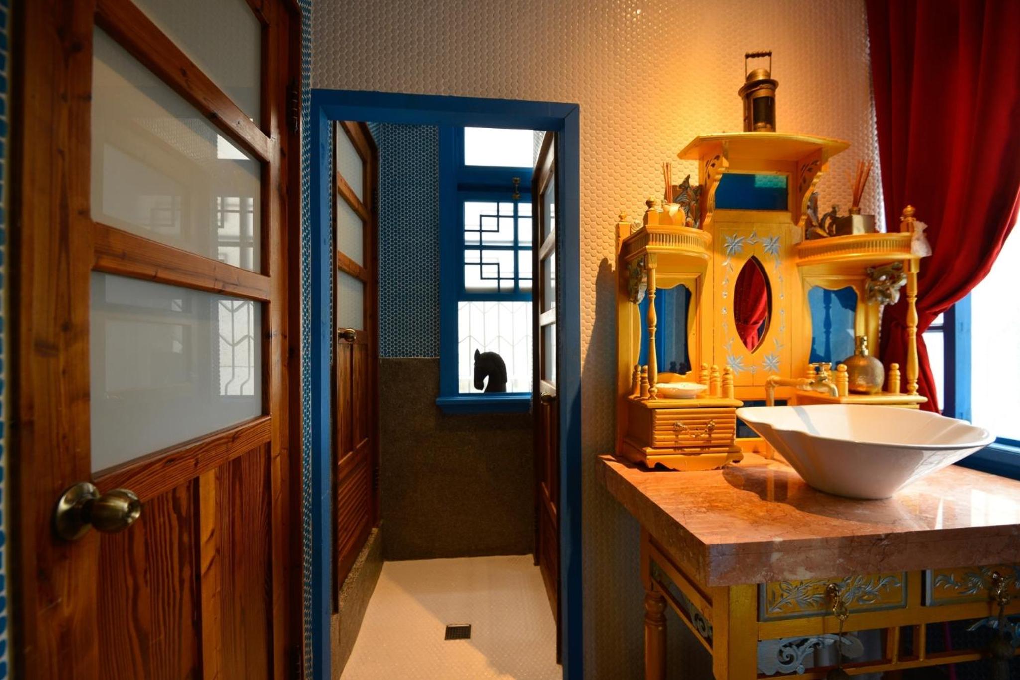 Chikan West House