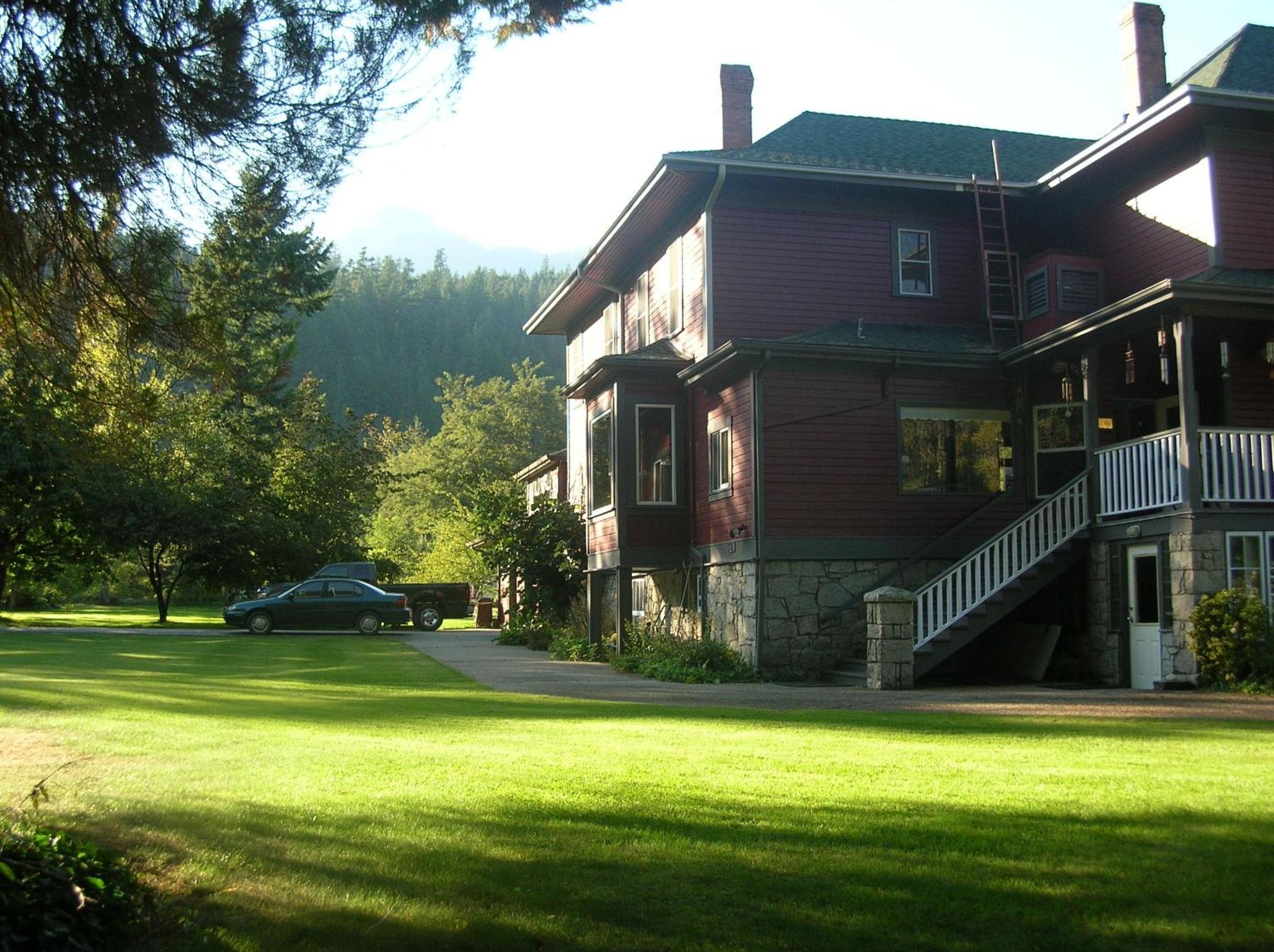 Sasquatch Crossing Eco Lodge B&B