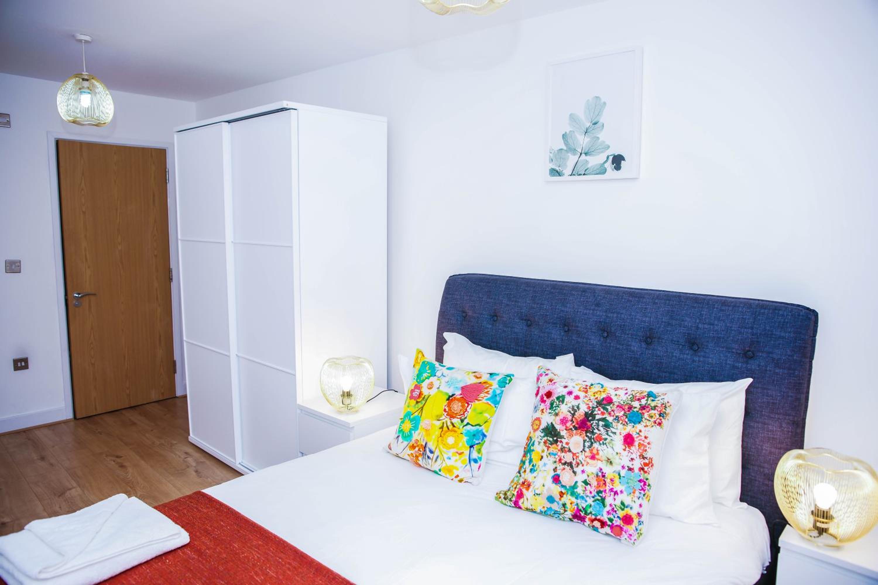 RIVERSIDE 2 BED APARTMENT