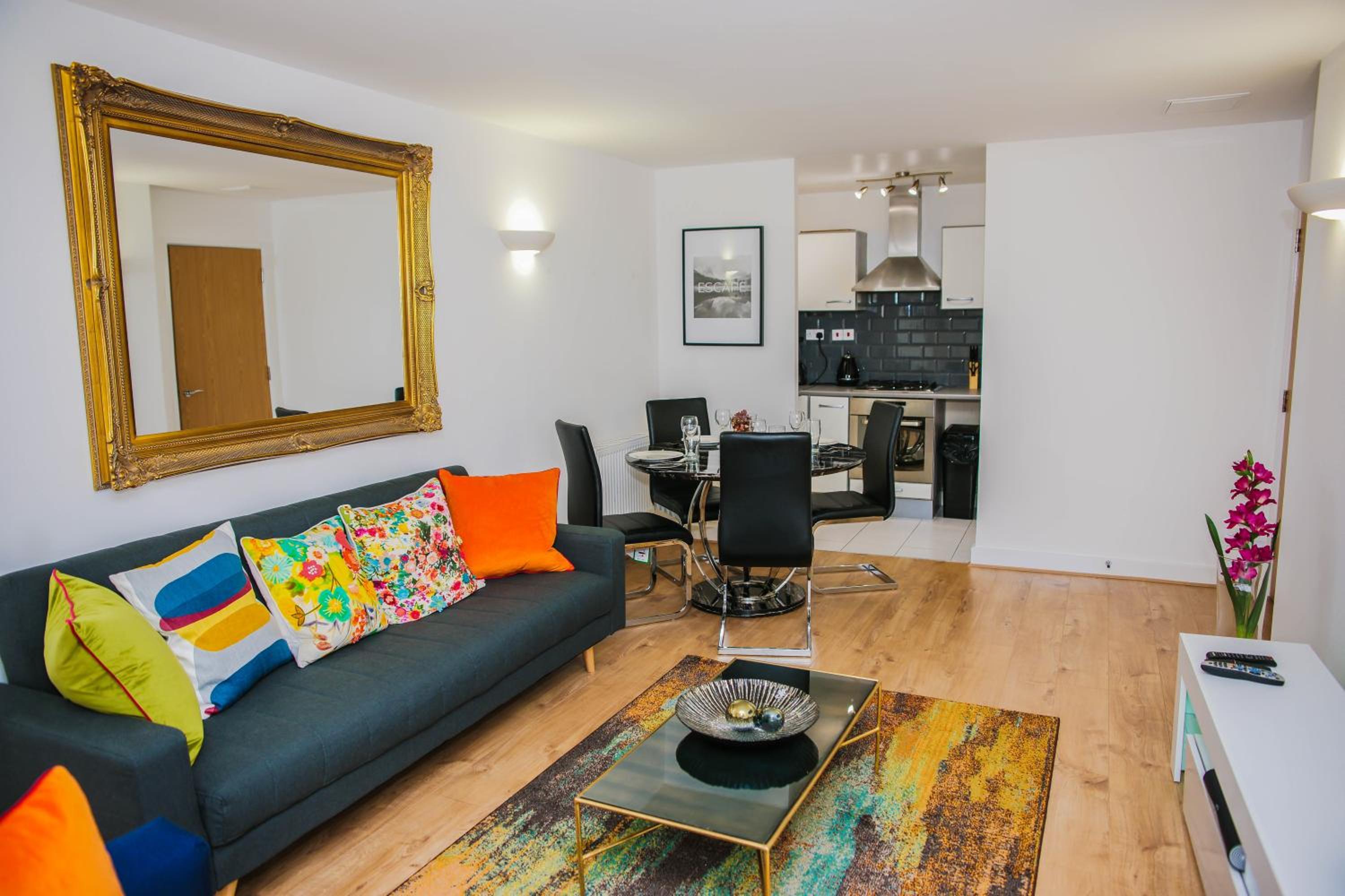 RIVERSIDE 2 BED APARTMENT