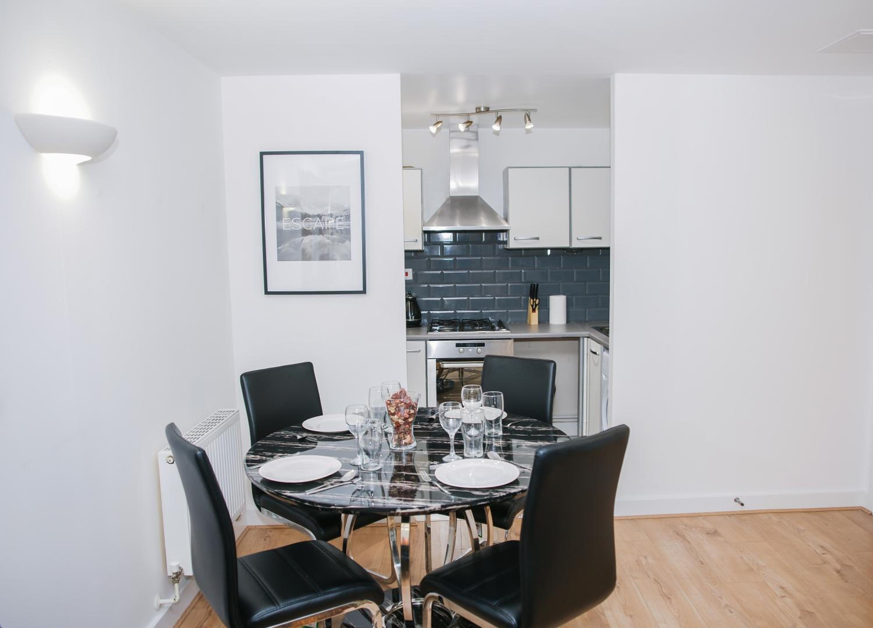 RIVERSIDE 2 BED APARTMENT