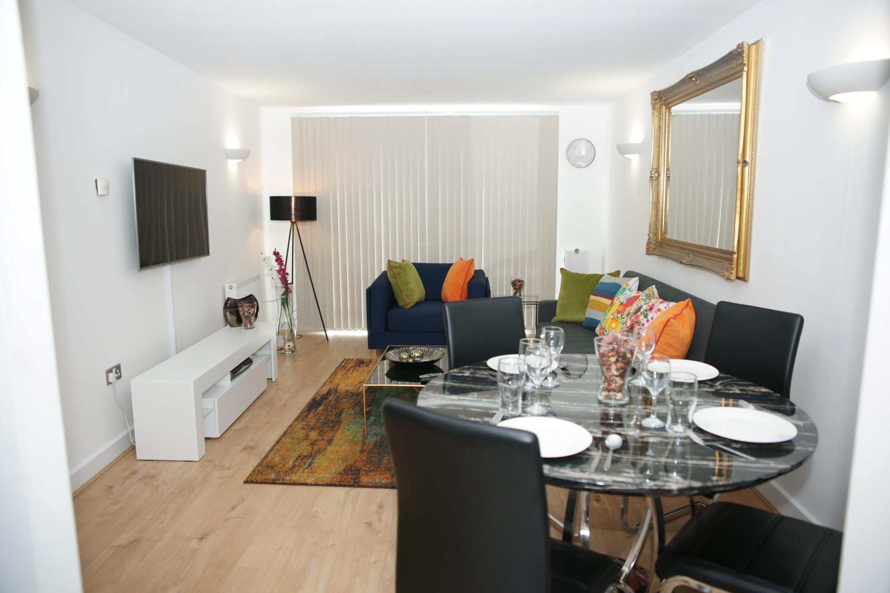 RIVERSIDE 2 BED APARTMENT