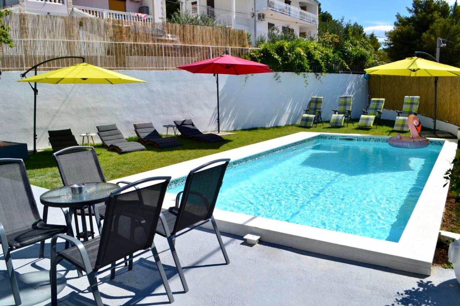 4 apartmens private pool 20people max view 4