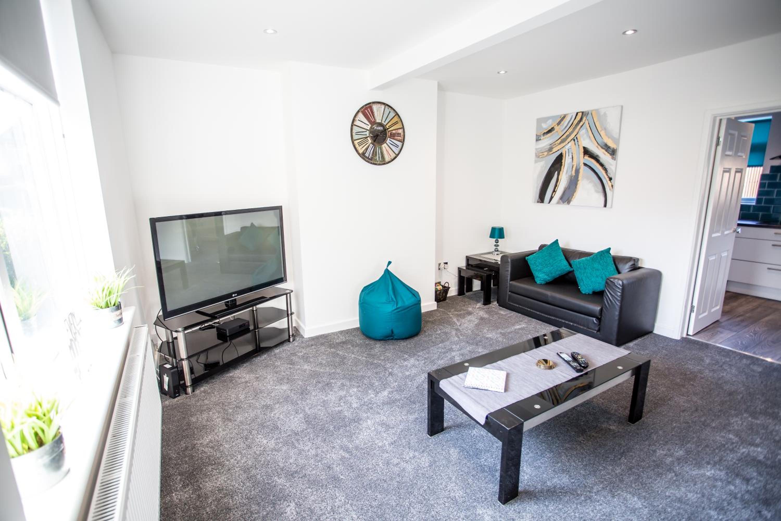 Lovely 3 Bedroom House - Close to all attractions - Free Parking view 3