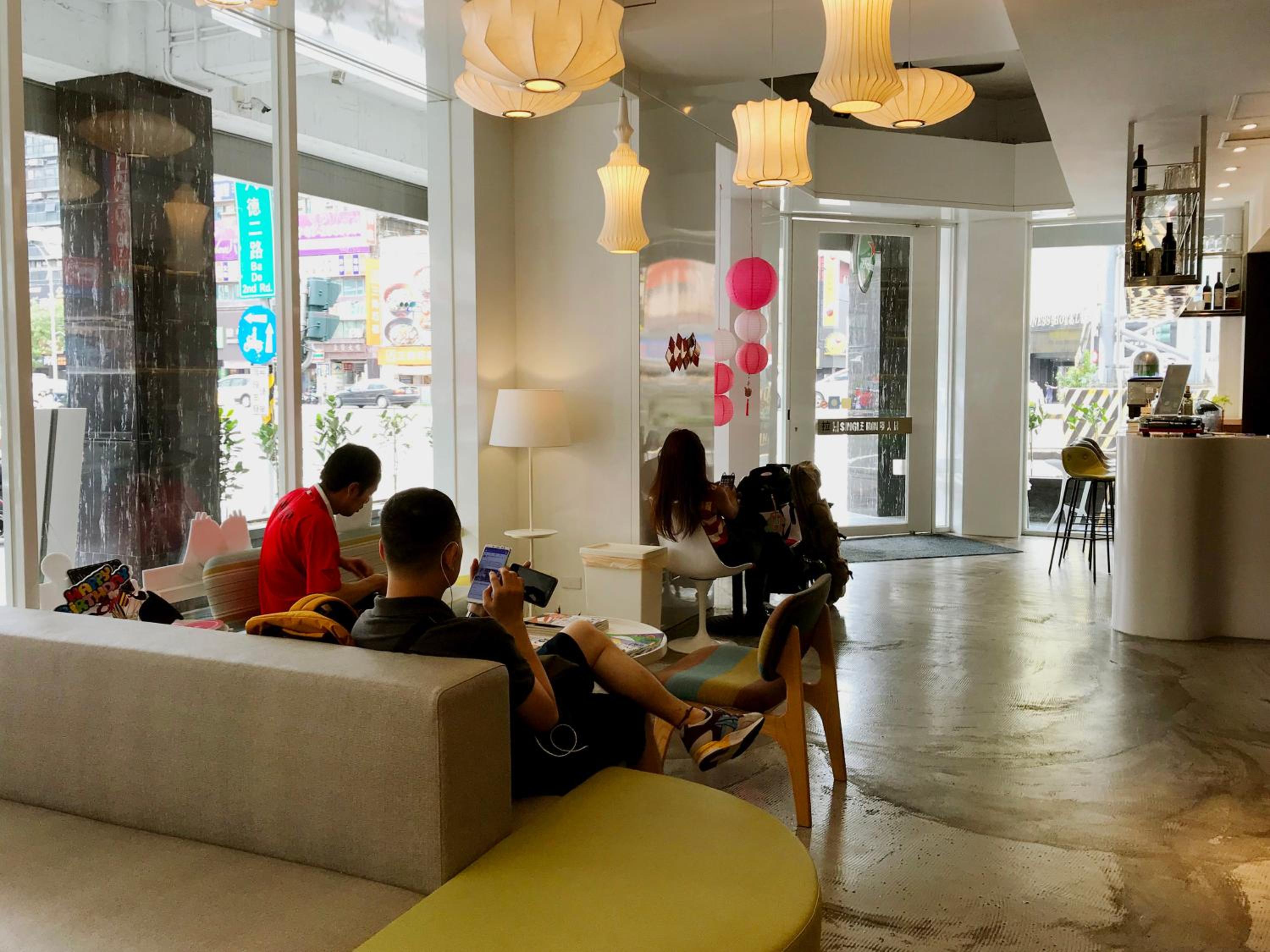 Single Inn-Kaohsiung Station