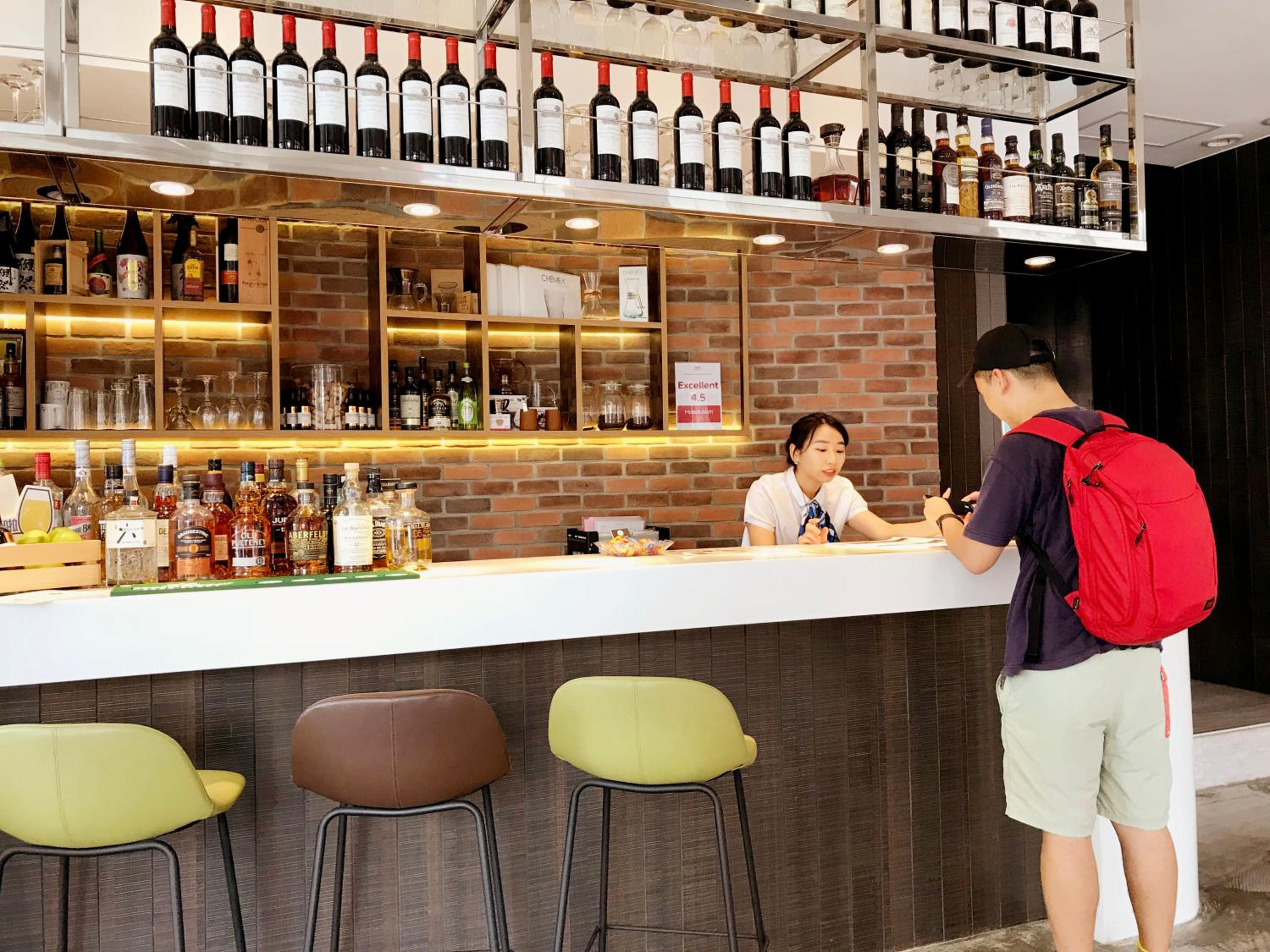 Single Inn-Kaohsiung Station