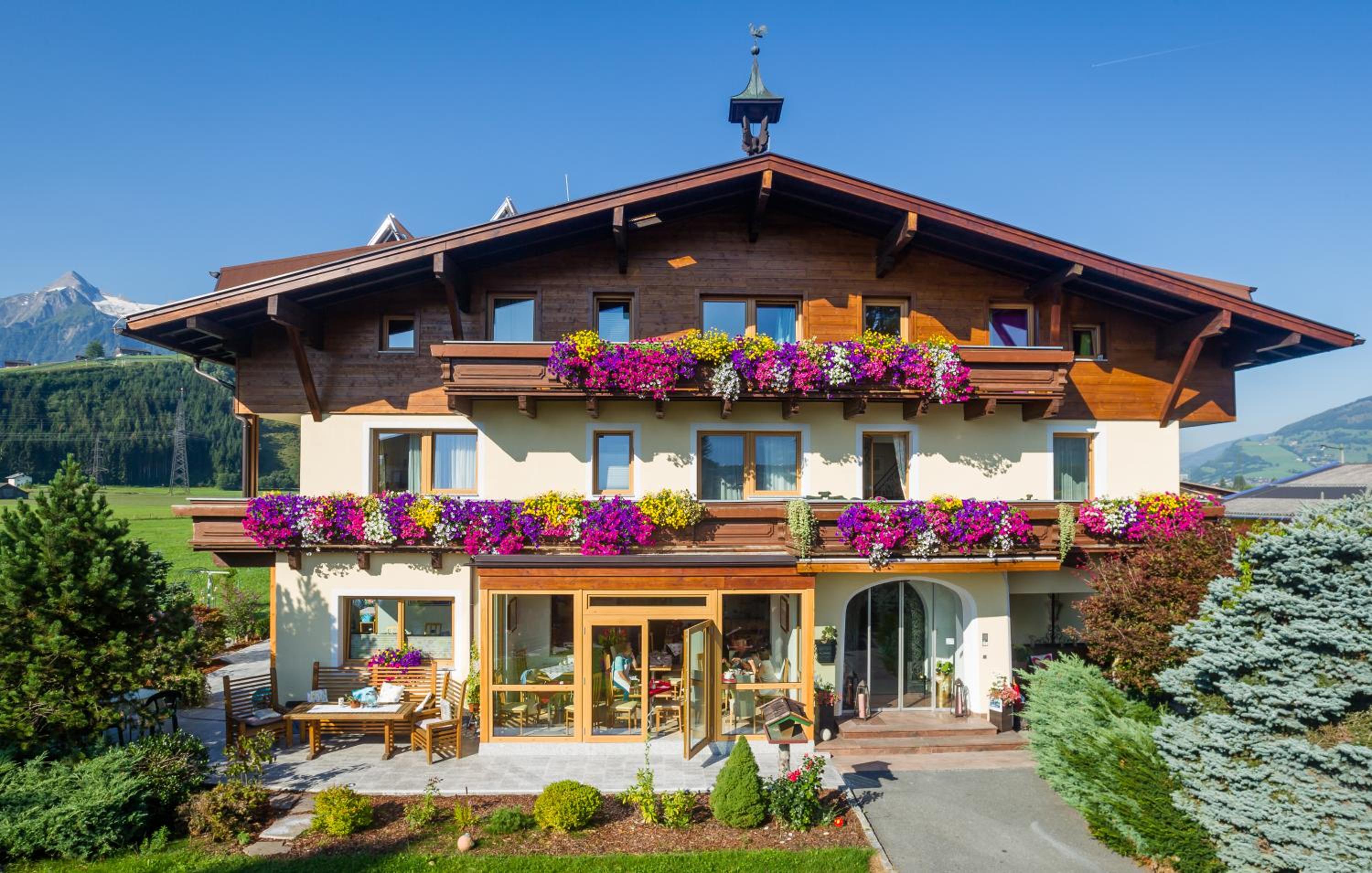Simone's Platzerl - inklusive täglichem freien Eintritt Tauern Spa - nur 5 Gehminuten, Sommerkarte, privatem Garten mit Schwimmteich, Grill und Saunabereic
