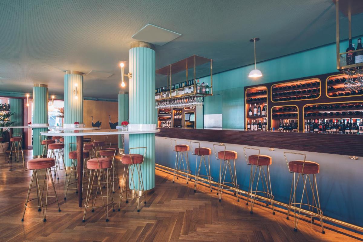 bar