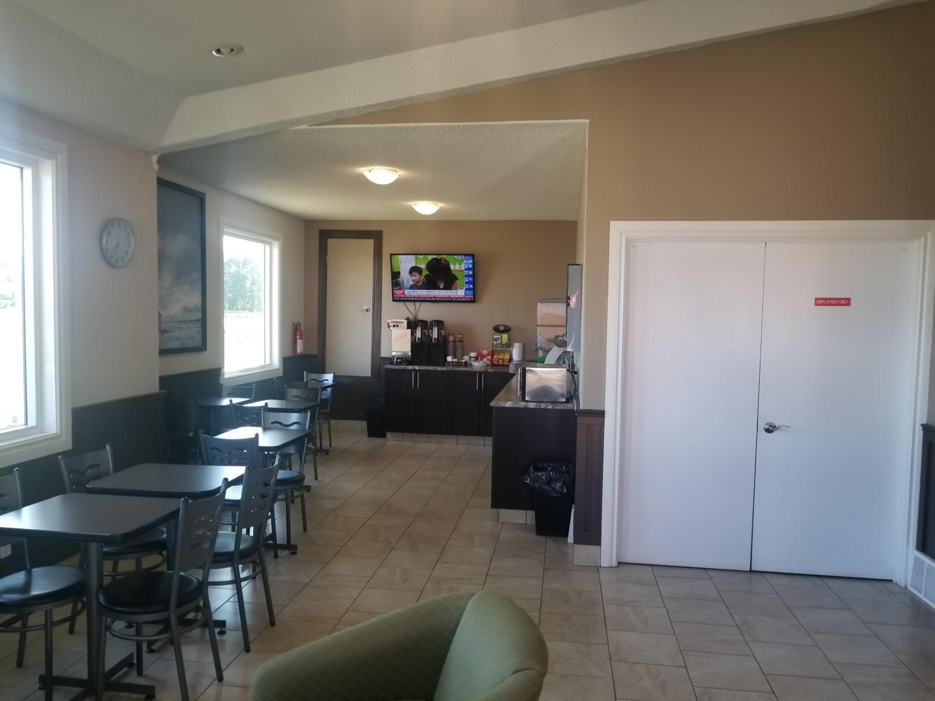 Super 8 by Wyndham Smoky Lake