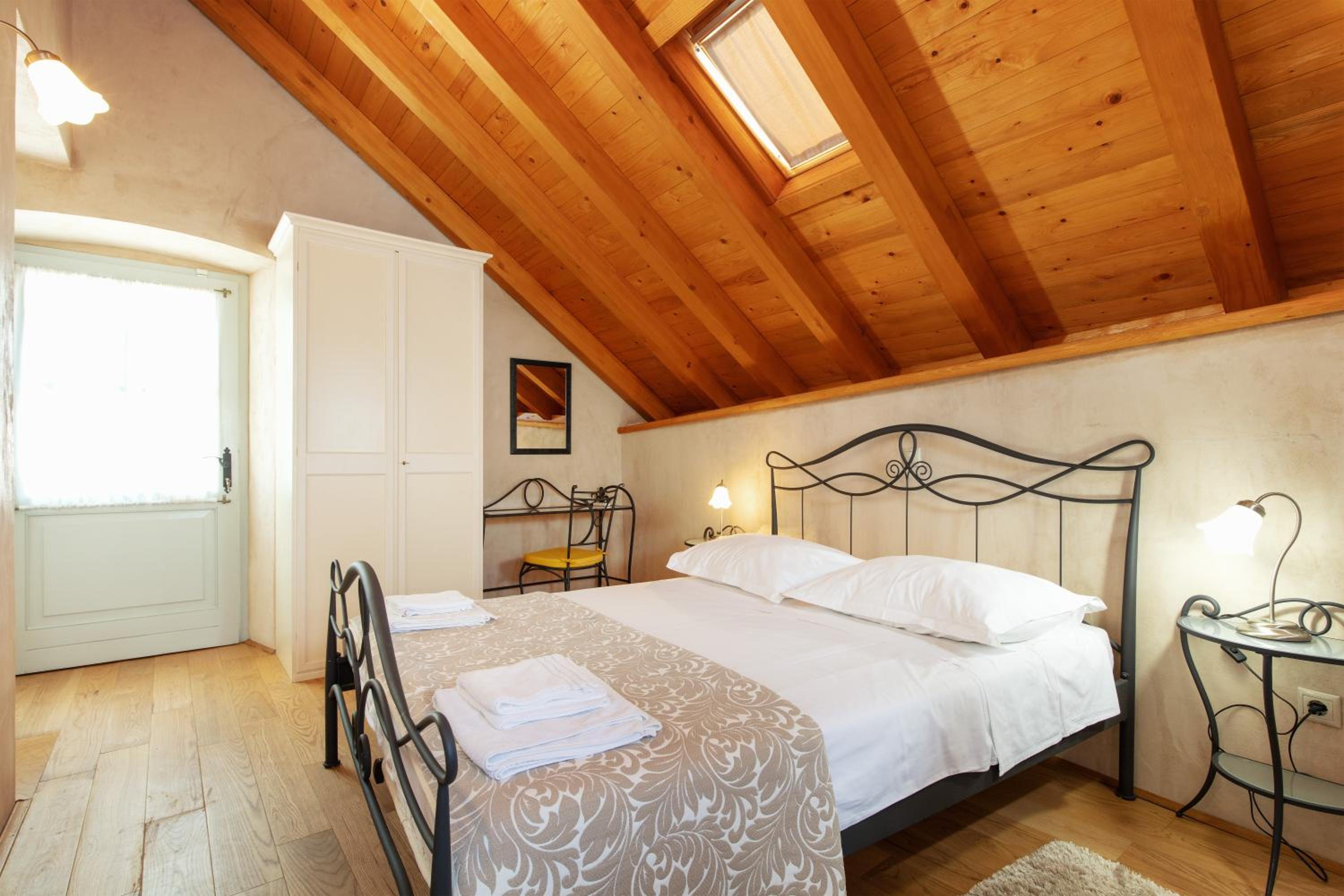Villa Mama - Traditional Apartments in Omis, free parking view 5