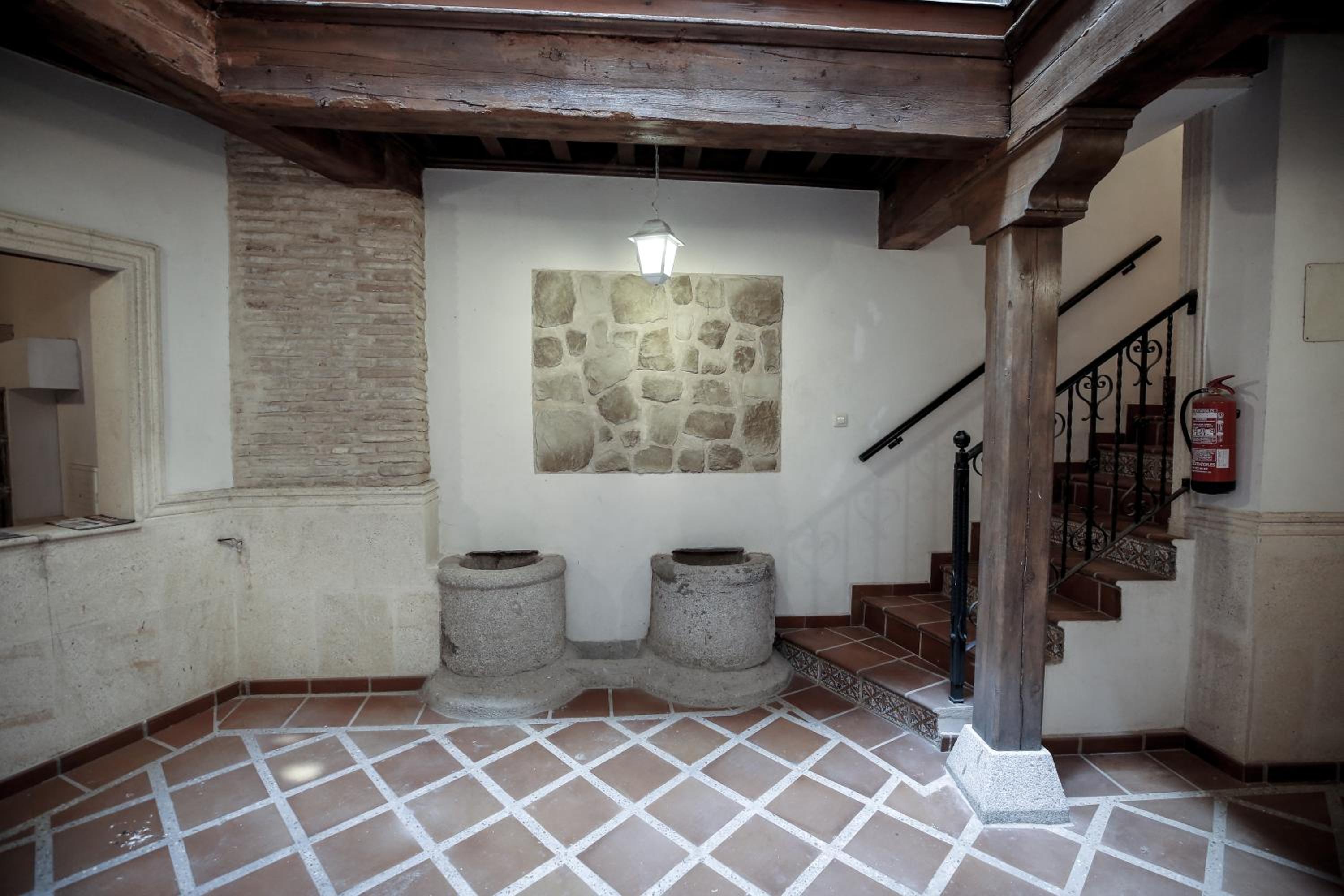 La Casa del Lirón by Toledo AP