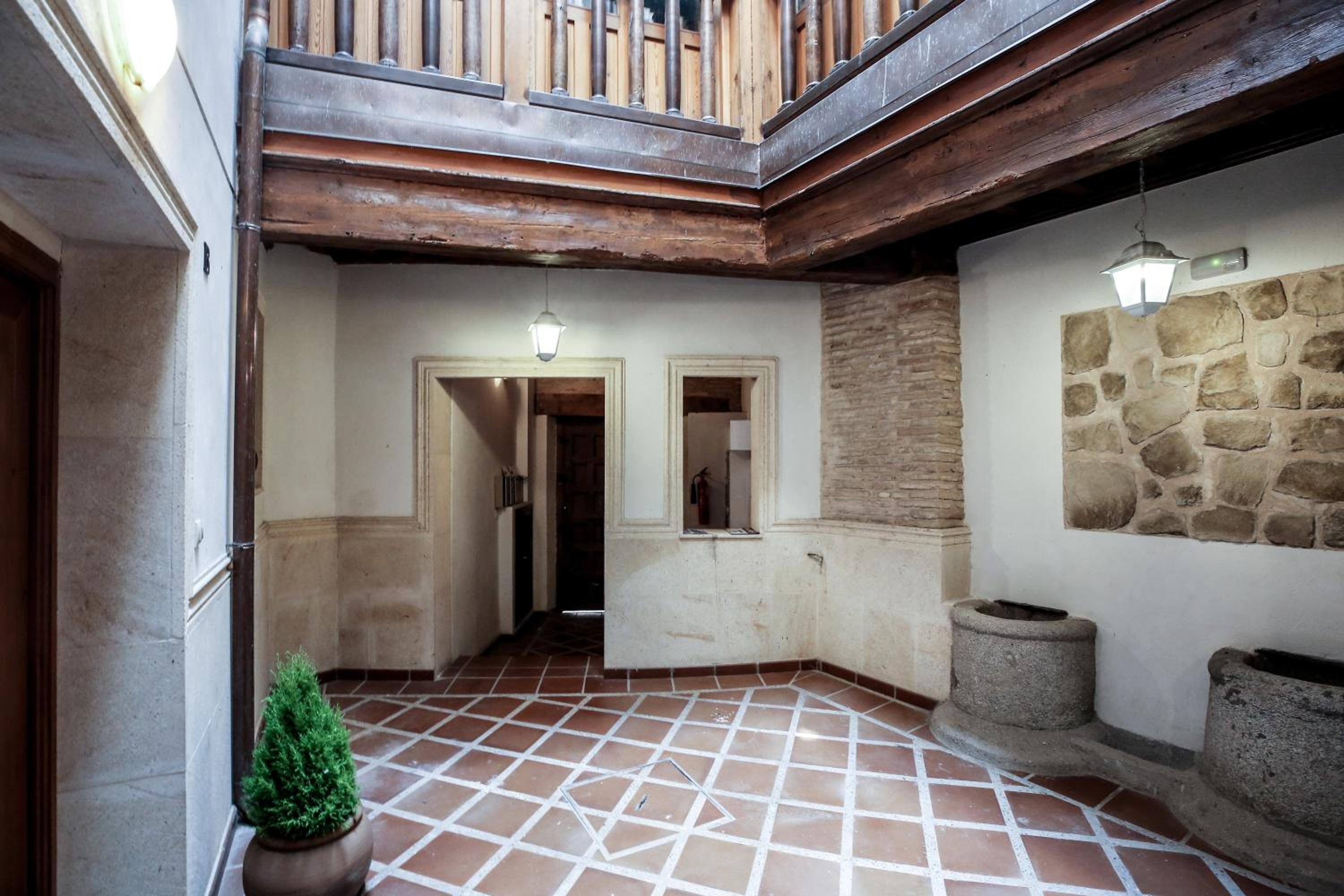 La Casa del Lirón by Toledo AP
