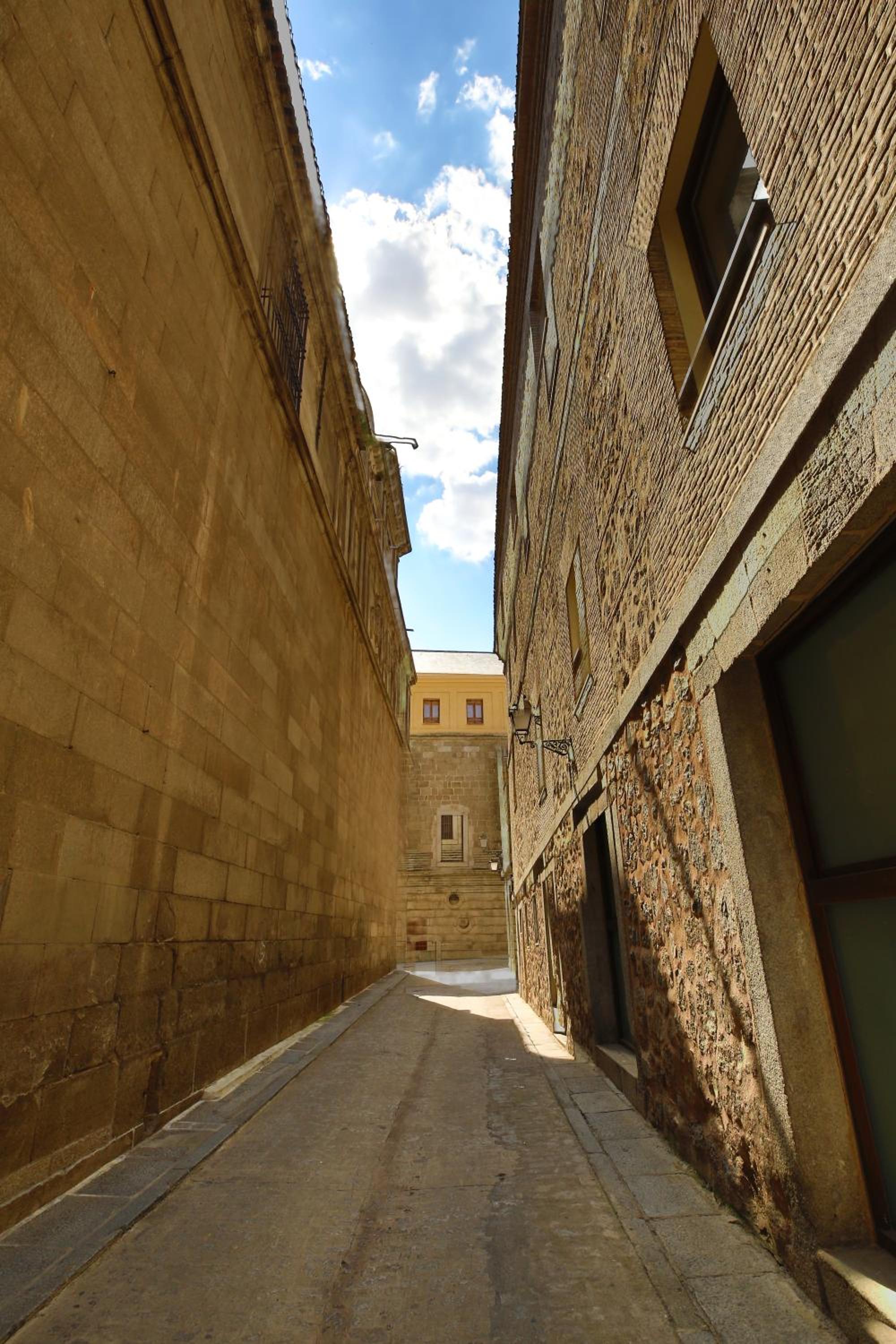 La Casa del Lirón by Toledo AP