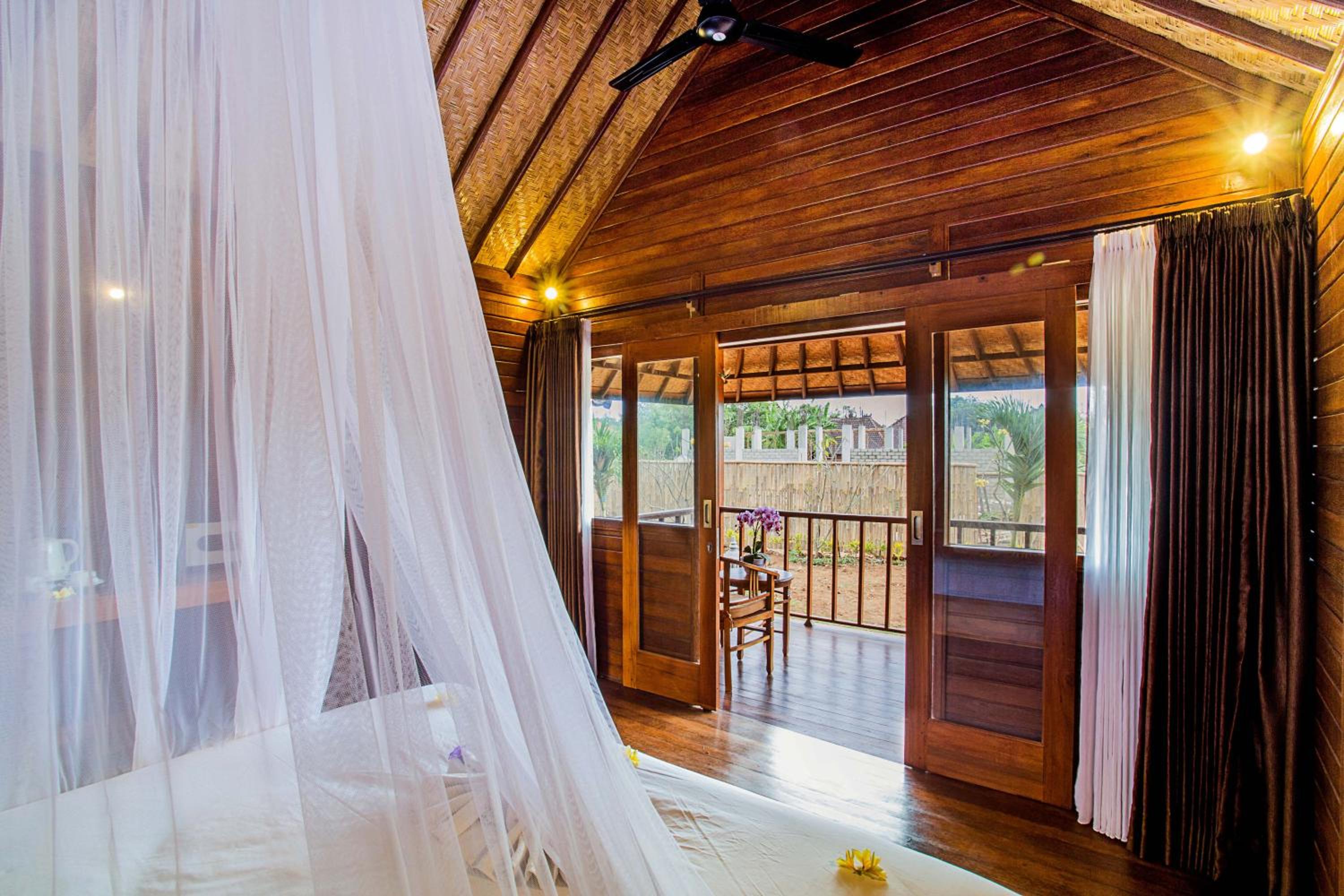 Samanta Huts