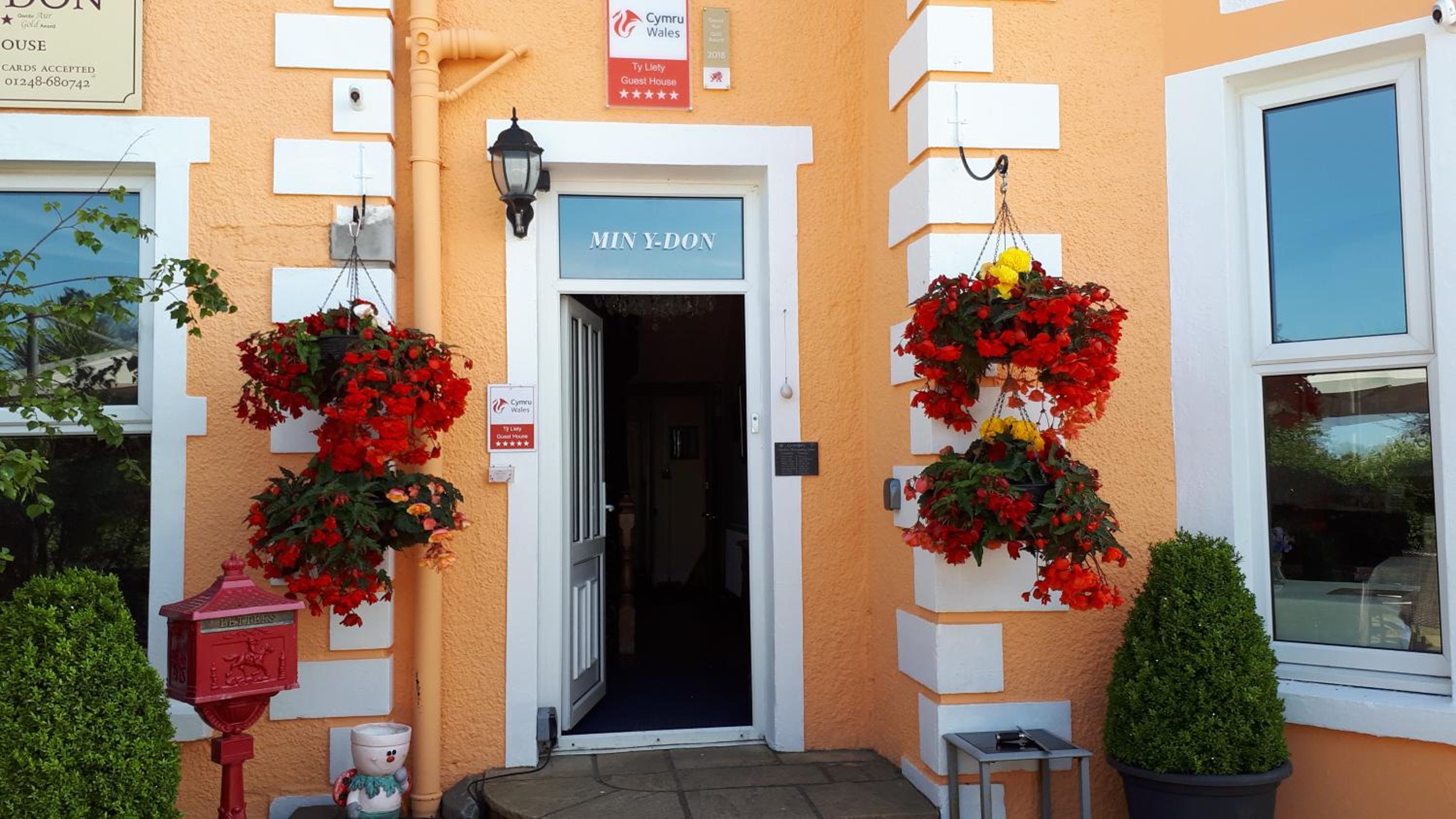 Min y Don Guest House