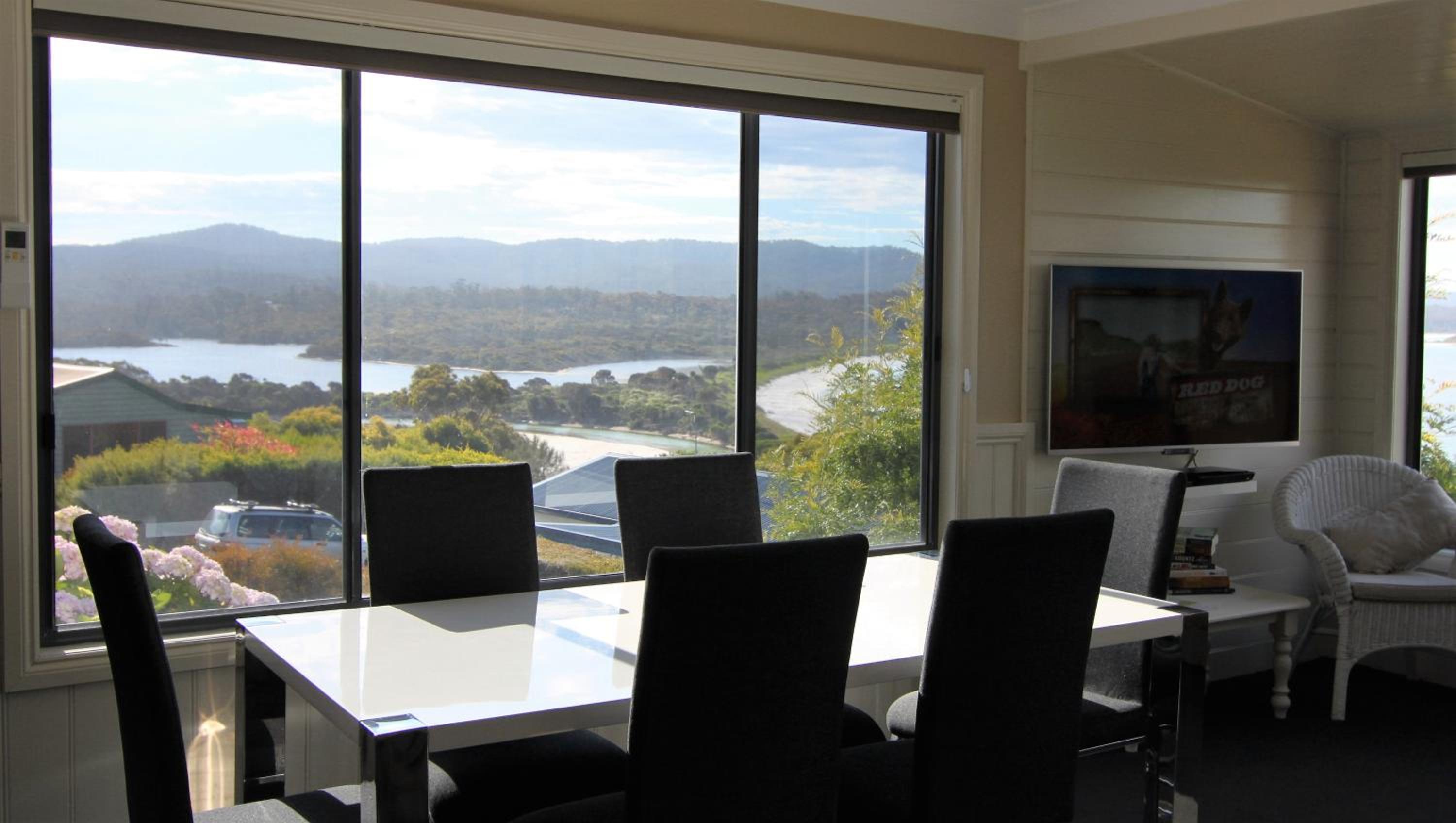 SEA EAGLE COTTAGE Amazing views of Bay of Fires
