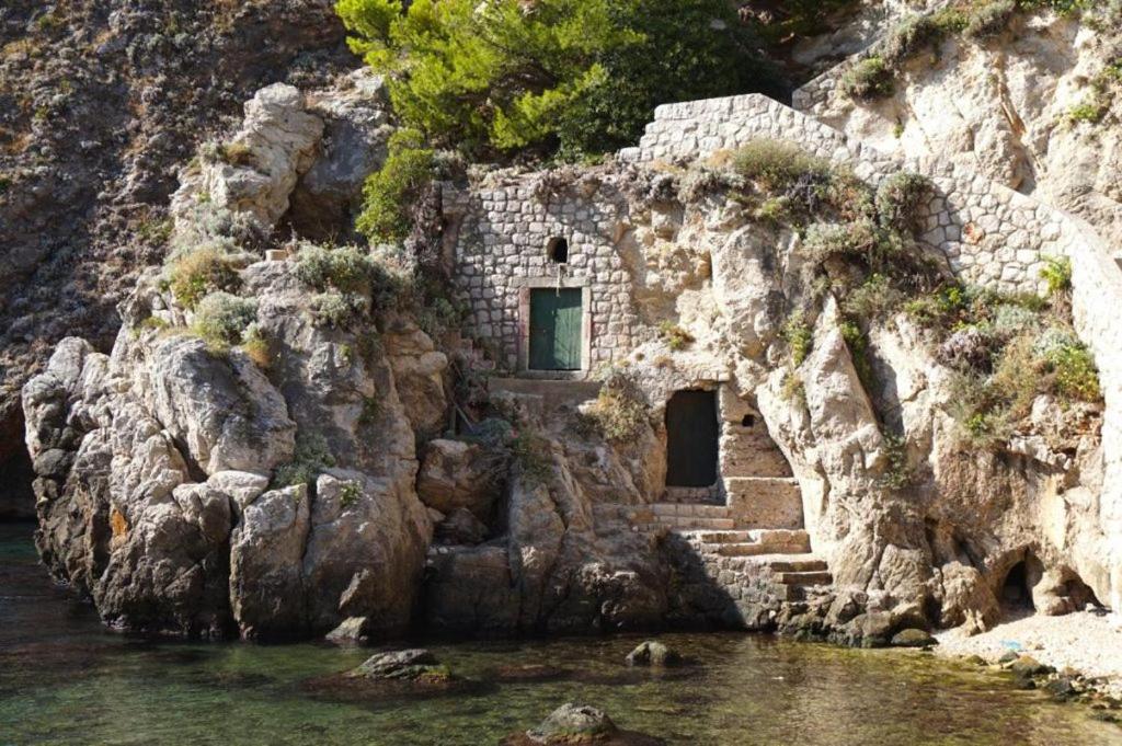 SerendipitY DubrOvniK CentrE-Free ParkinG