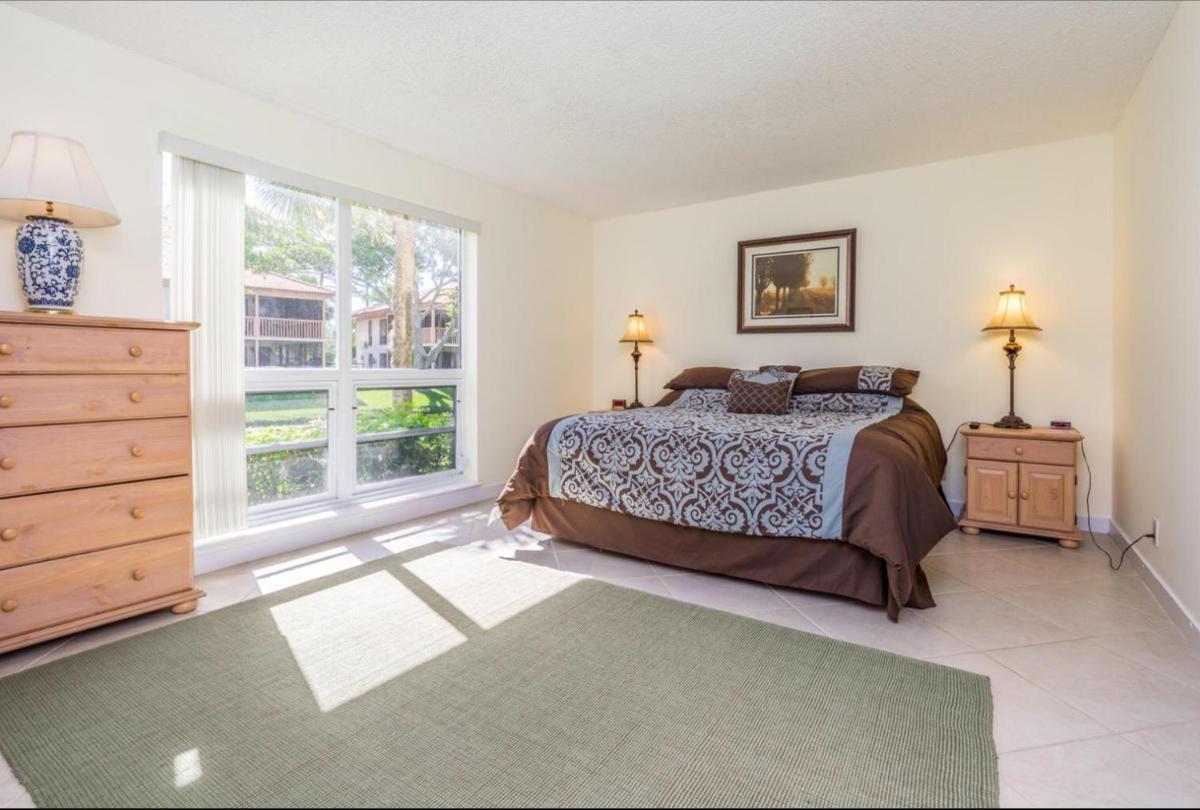 PGA National Resort Golf Villa - Luxurious Two Bedroom First Floor Water View - Property Image 7