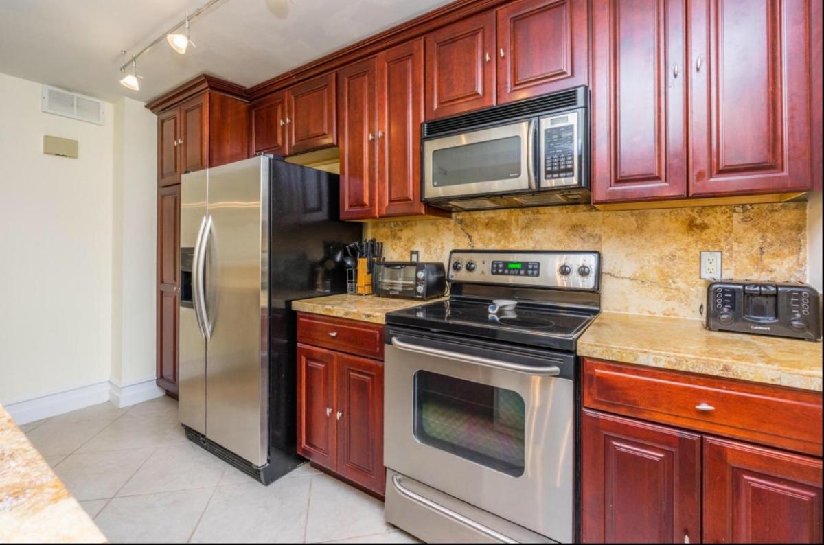 PGA National Resort Golf Villa - Luxurious Two Bedroom First Floor Water View - Property Image 6