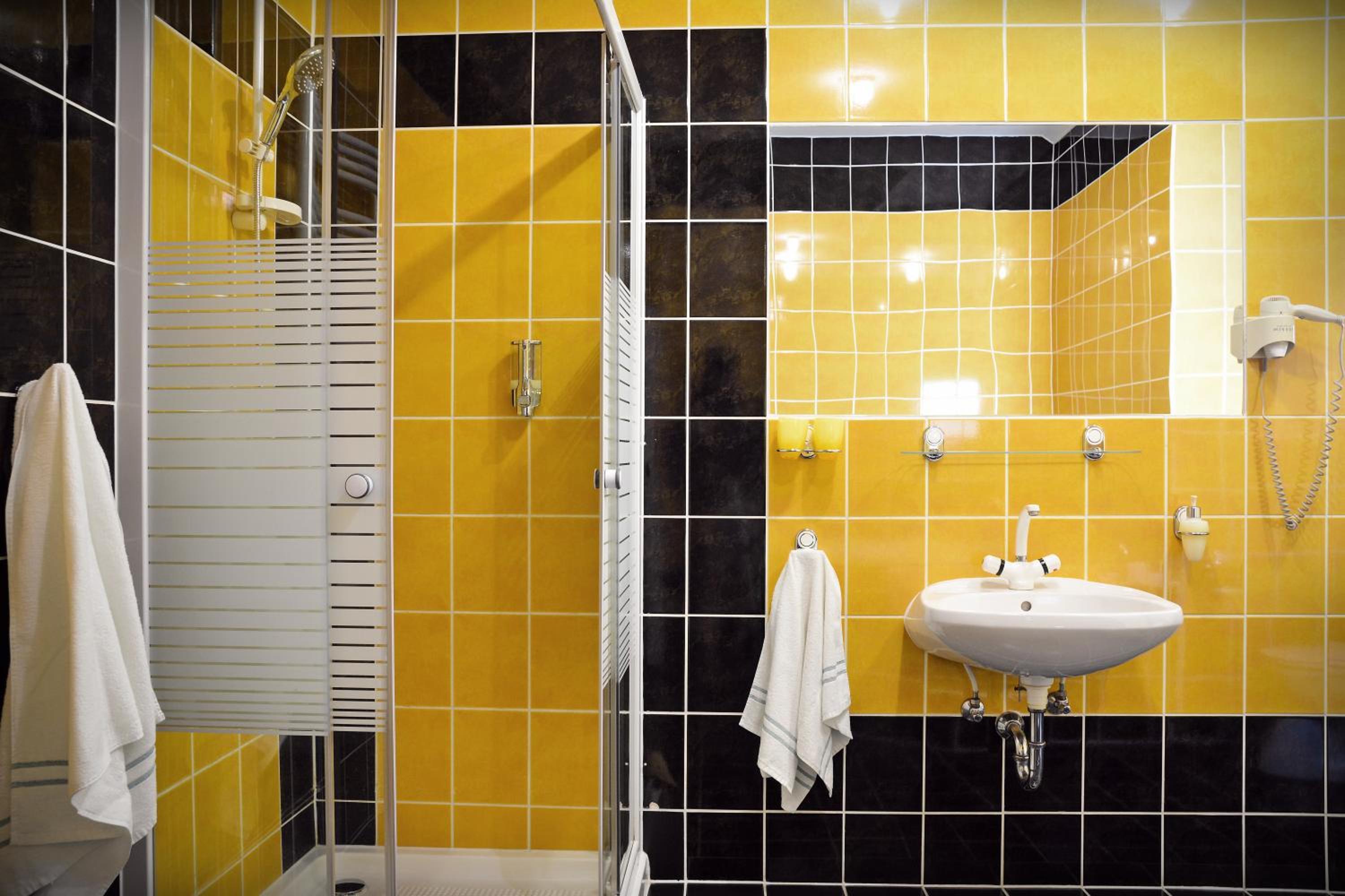Pension Yellow