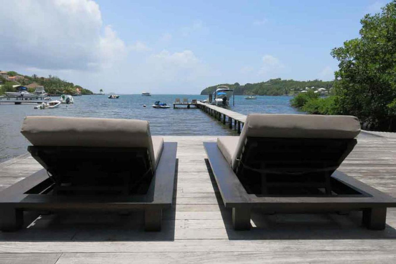 Villa de prestige les pieds dans l'eau MQFR08 view 2