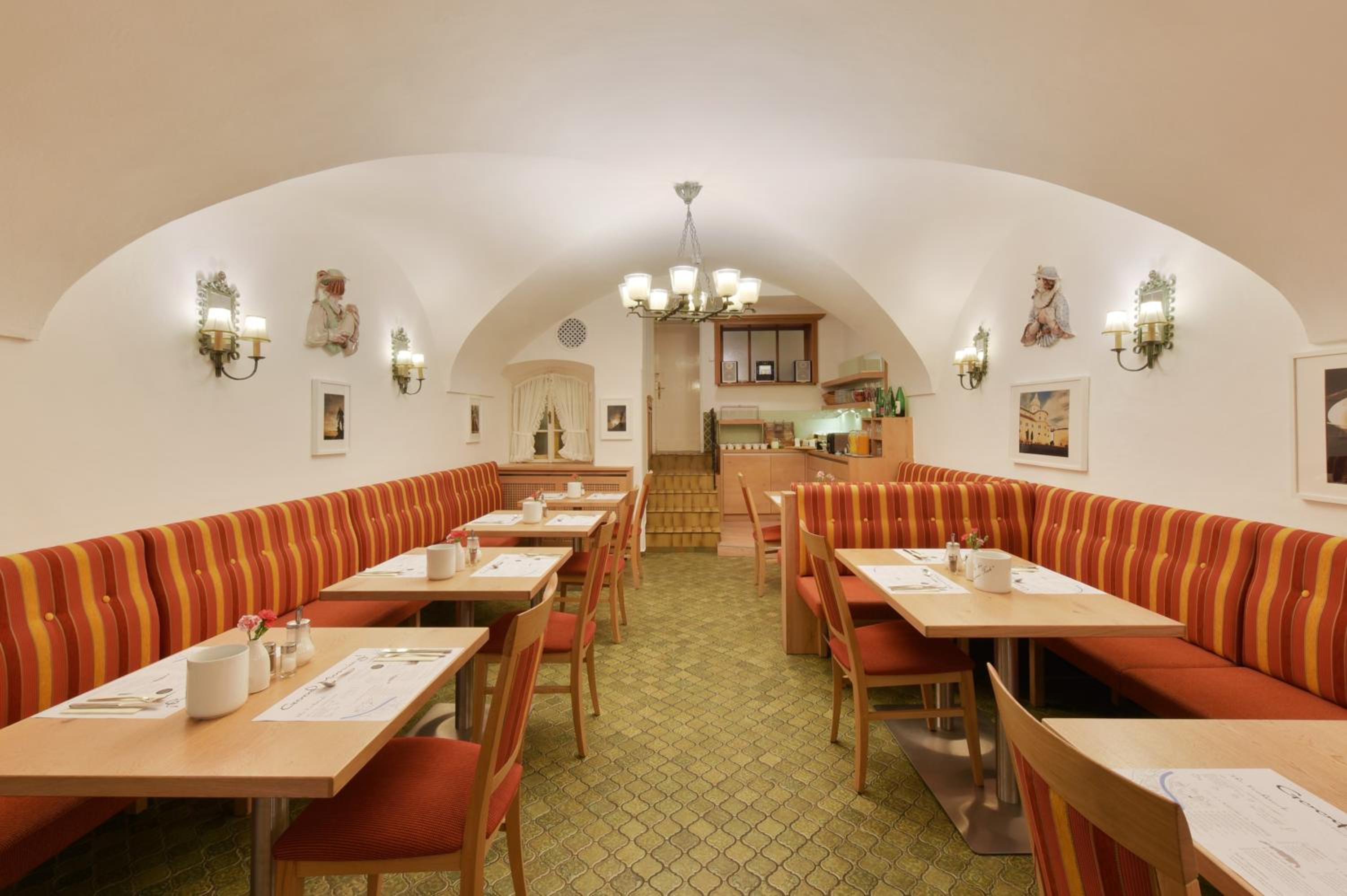 Salzburg Vacations - Hotel Krone 1512 - Property Image 1