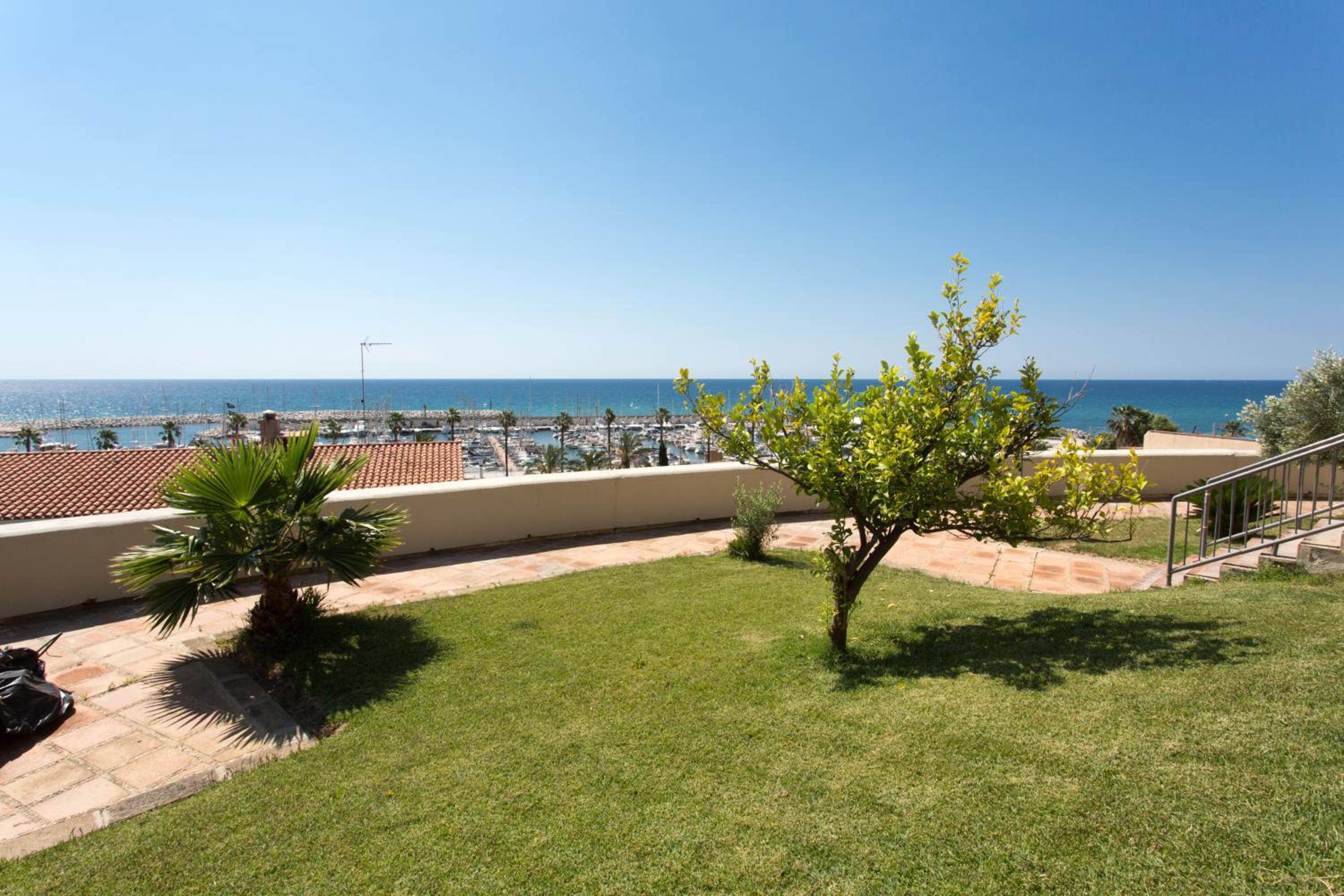 Tranquilidad junto al mar con piscina