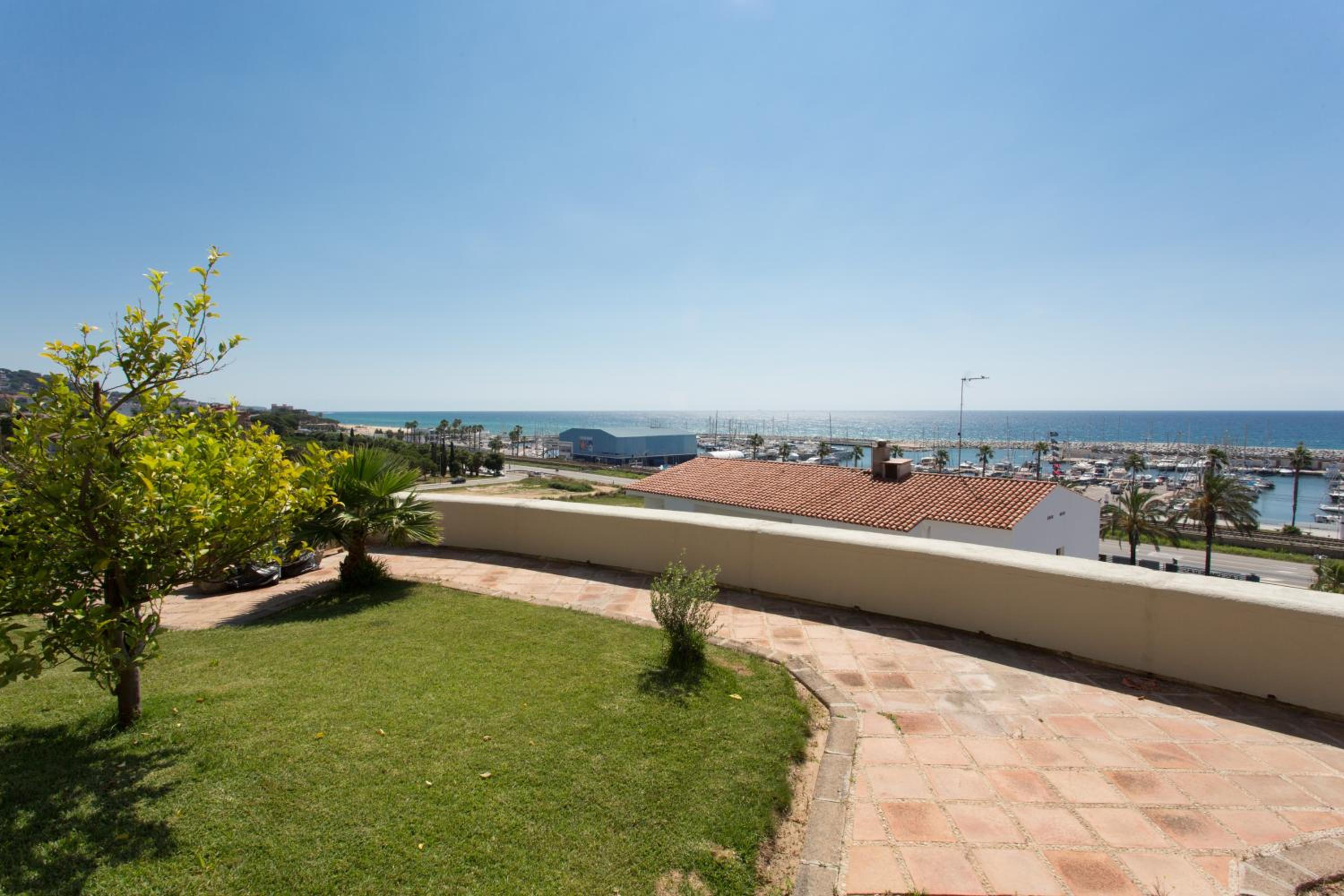 Tranquilidad junto al mar con piscina