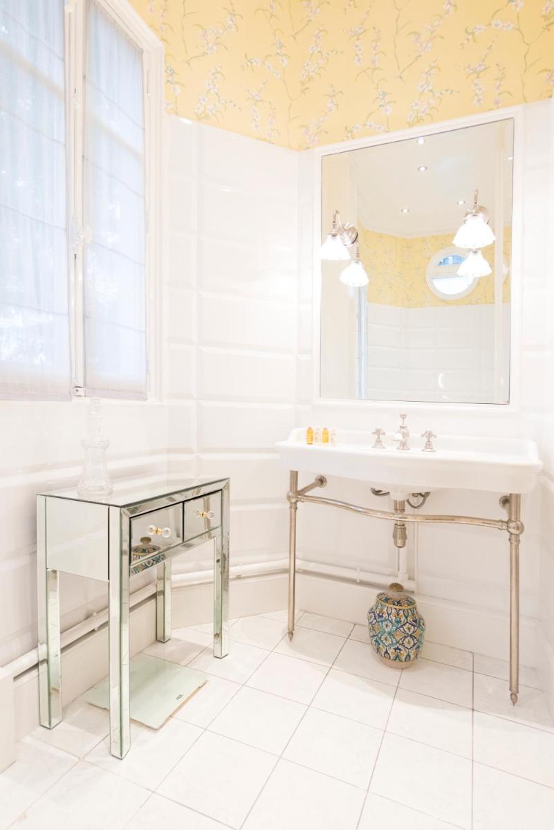 Veeve - Antique Charm by Arc de Triomphe