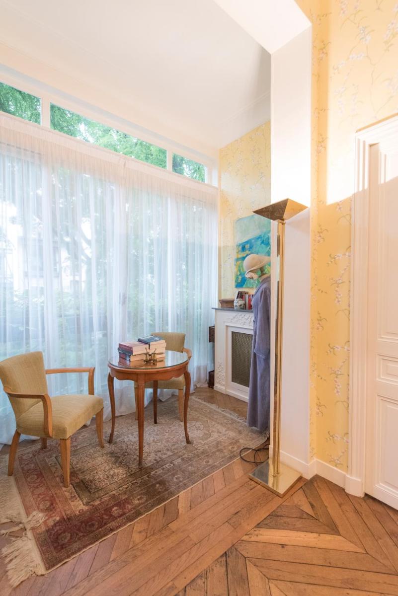 Veeve - Antique Charm by Arc de Triomphe