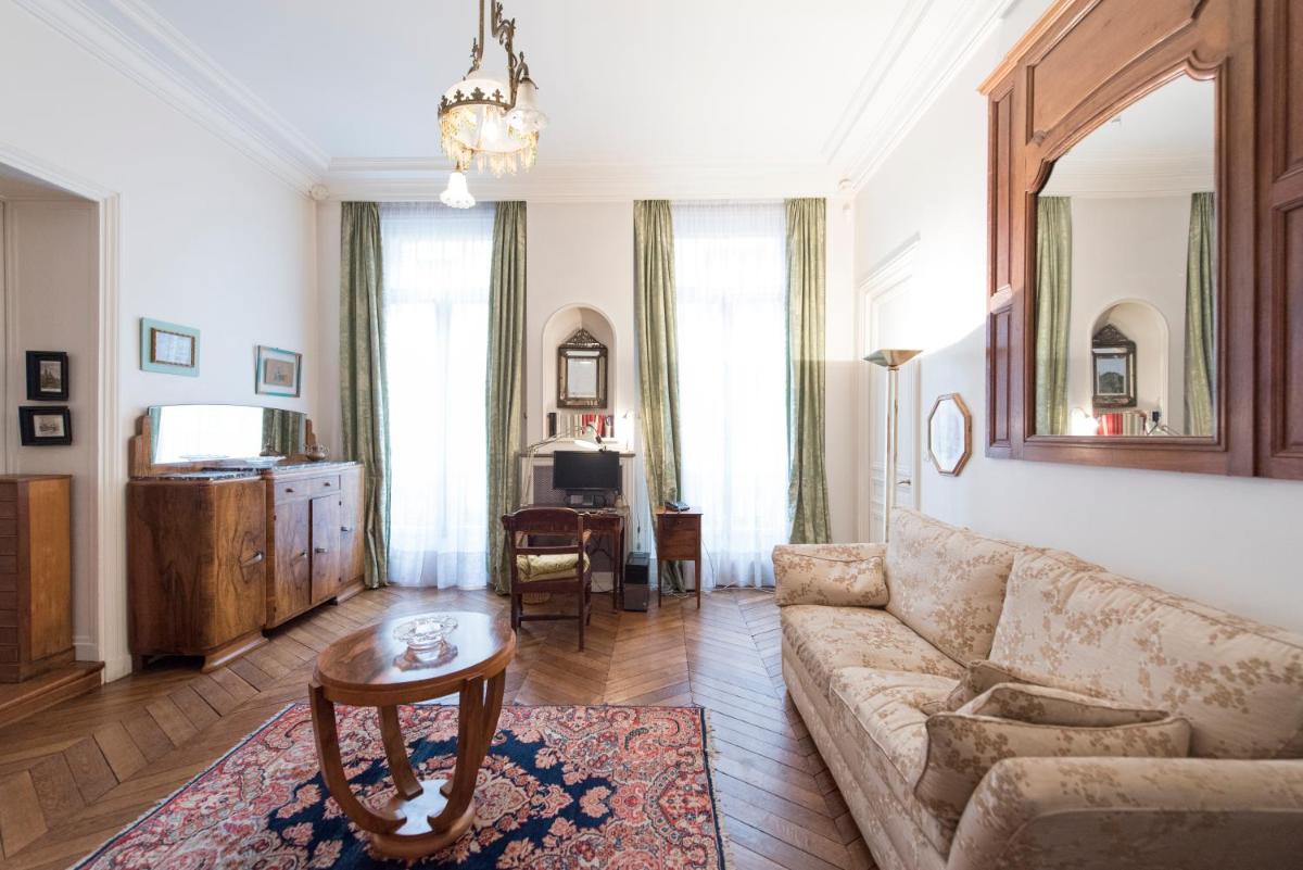 Veeve - Antique Charm by Arc de Triomphe