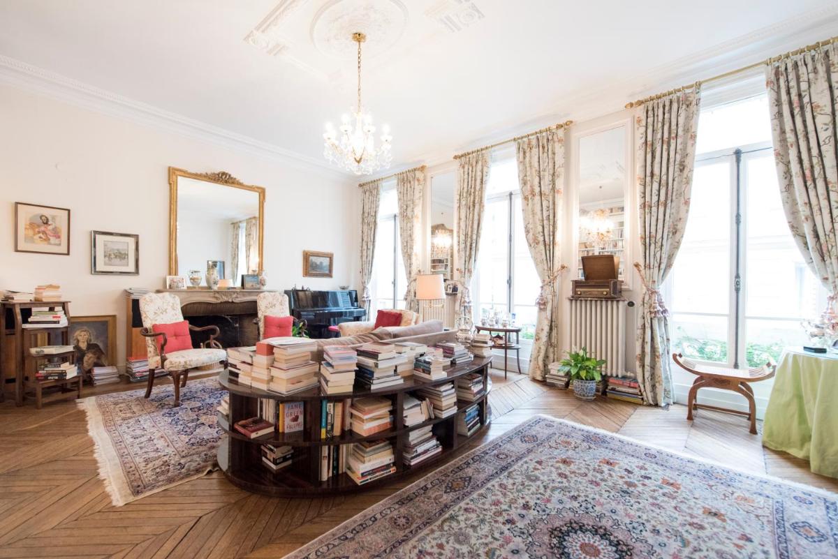 Veeve - Antique Charm by Arc de Triomphe